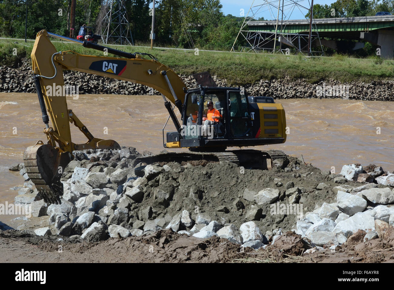 Stati Uniti I soldati della Carolina del Sud Esercito nazionale di protezione civile e i dipendenti a lavorare insieme per preparare la Columbia Canal per la costruzione di una nuova diga durante un statewide Flood response, 6 ottobre 2015. La Carolina del Sud la Guardia Nazionale è stata attivata per il supporto di stato e contea di gestione di emergenza e le agenzie locali di prima emergenza come storico impatti di allagamento contee statewide. Attualmente più di 2.200 Carolina del Sud la guardia nazionale i membri sono stati attivati in risposta alle inondazioni. (U.S. Air National Guard foto di Airman 1. Classe Ashleigh S. Pavelek/rilasciato) Foto Stock