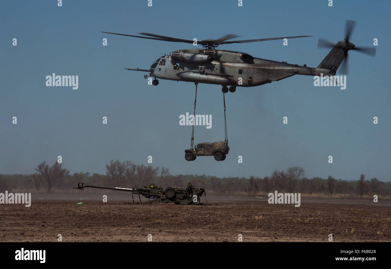 Un CH-53E Super Stallion, assegnato al trentunesimo Marine Expeditionary Unit, solleva un elevata mobilità multi-purpose veicolo a ruote (HMMWV) dopo un reggimento assalto helo come parte di talismano Sabre 2015 in campo Bradshaw Area Formazione, Australia, 16 luglio 2015. Talisman Sabre è un esercizio biennale che offre una preziosa opportunità per quasi 30.000 negli USA e in Australia le forze di difesa per condurre operazioni in un combinato, giunto e interagenzie ambiente che aumenterà la capacità dei paesi di pianificare ed eseguire una completa gamma di operazioni dalle missioni di combattimento a titolo di aiuti umanitari. Foto Stock
