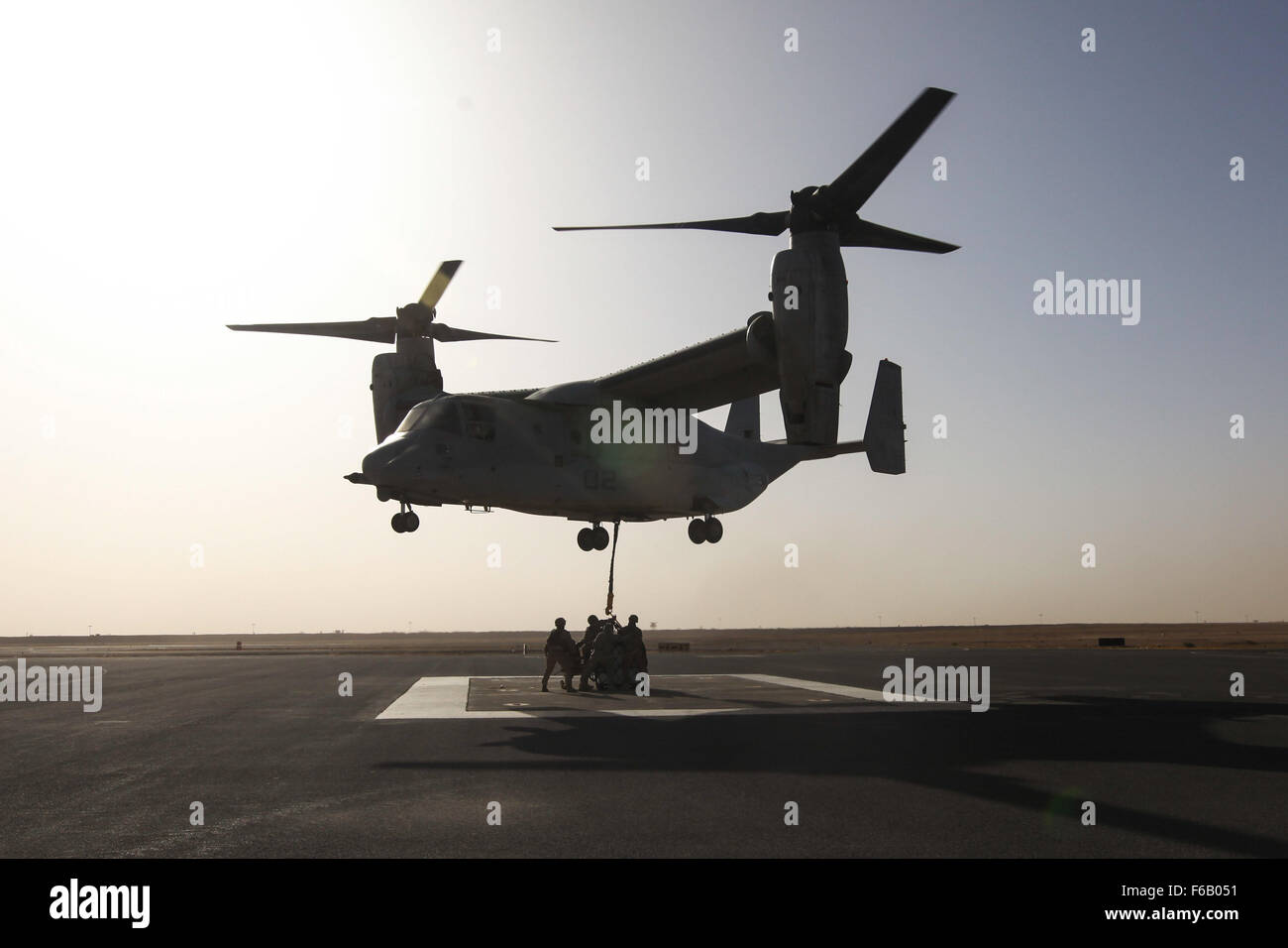 Stati Uniti Marines e U.S. I soldati dell esercito attaccare un vano di carico di un MV-22 con un singolo punto gancio esterno durante il sollevamento del carico formazione condotta dal mezzo marino Tiltrotor Squadron-165 (VMM-165), per scopi speciali Air-Ground Marine Task Force-risposta in caso di crisi di Comando Centrale, in una località segreta nel sud-ovest Asia, Giugno 5, 2015. Il SPMAGTF organico MV-22 squadron, accoppiato con la sua KC-130 Capacità di rifornimento, consentire ad esso di rispondere a emergenze come pienamente in grado di risposta alla crisi attraverso il USCENTCOM Area di operazioni. Foto Stock