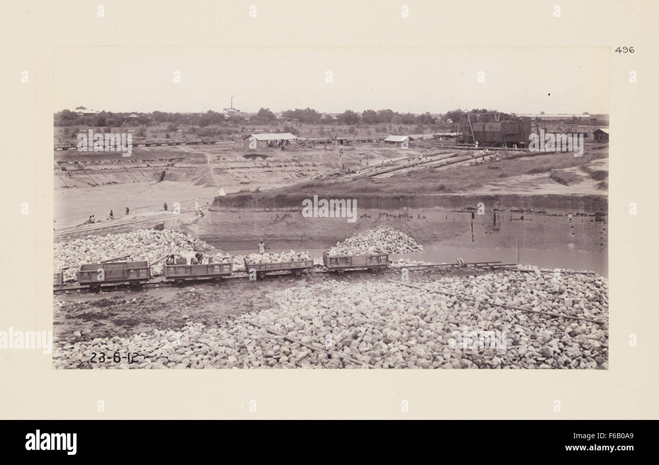 Questa immagine mostra la costruzione di un ponte portuale per le ferrovie. Mette in evidenza lo sviluppo delle infrastrutture necessarie per sostenere il trasporto ferroviario, mostrando la scala del ponte e i dettagli ingegneristici durante la sua costruzione. Foto Stock