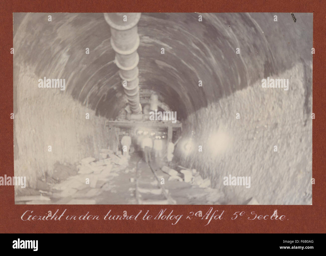 Questa immagine raffigura i lavoratori nella costruzione di tunnel delle Ferrovie dello Stato (Staatsspoorwegen) nei Paesi Bassi. La fotografia mostra gli sforzi ingegneristici necessari per creare infrastrutture vitali, riflettendo il significato storico della costruzione ferroviaria. Foto Stock