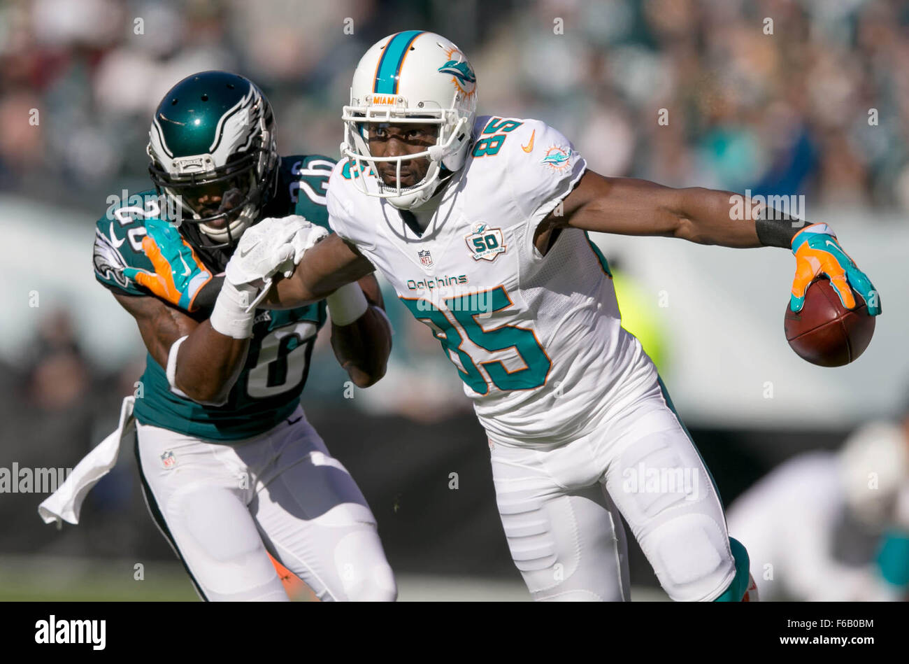 Philadelphia, Pennsylvannia, STATI UNITI D'AMERICA. Xv Nov, 2015. Miami Dolphins wide receiver Greg Jennings (85) di bracci rigidi Philadelphia Eagles forte sicurezza Thurmond Walter (26) presso il Lincoln Financial Field di Filadelfia, Pennsylvannia il 15 novembre 2015. Credito: Allen Eyestone/Palm Beach post/ZUMA filo/Alamy Live News Foto Stock