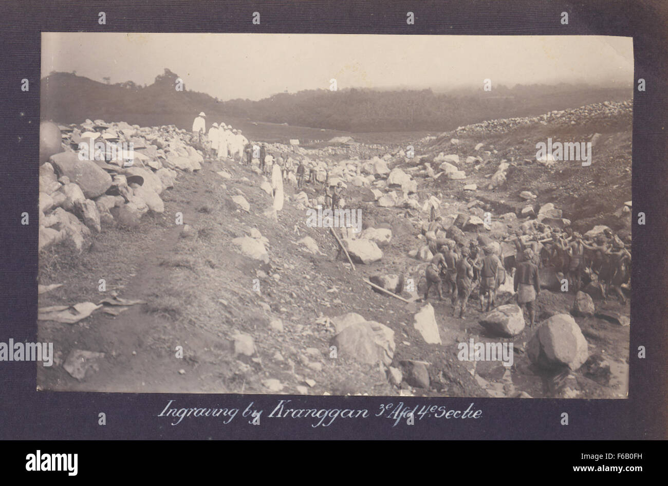 Questa incisione raffigura i lavoratori del cantiere ferroviario di Kranggan nel XIX secolo. L'immagine fornisce una visione storica della costruzione ferroviaria olandese, concentrandosi sul lavoro e l'industria nel periodo. Foto Stock