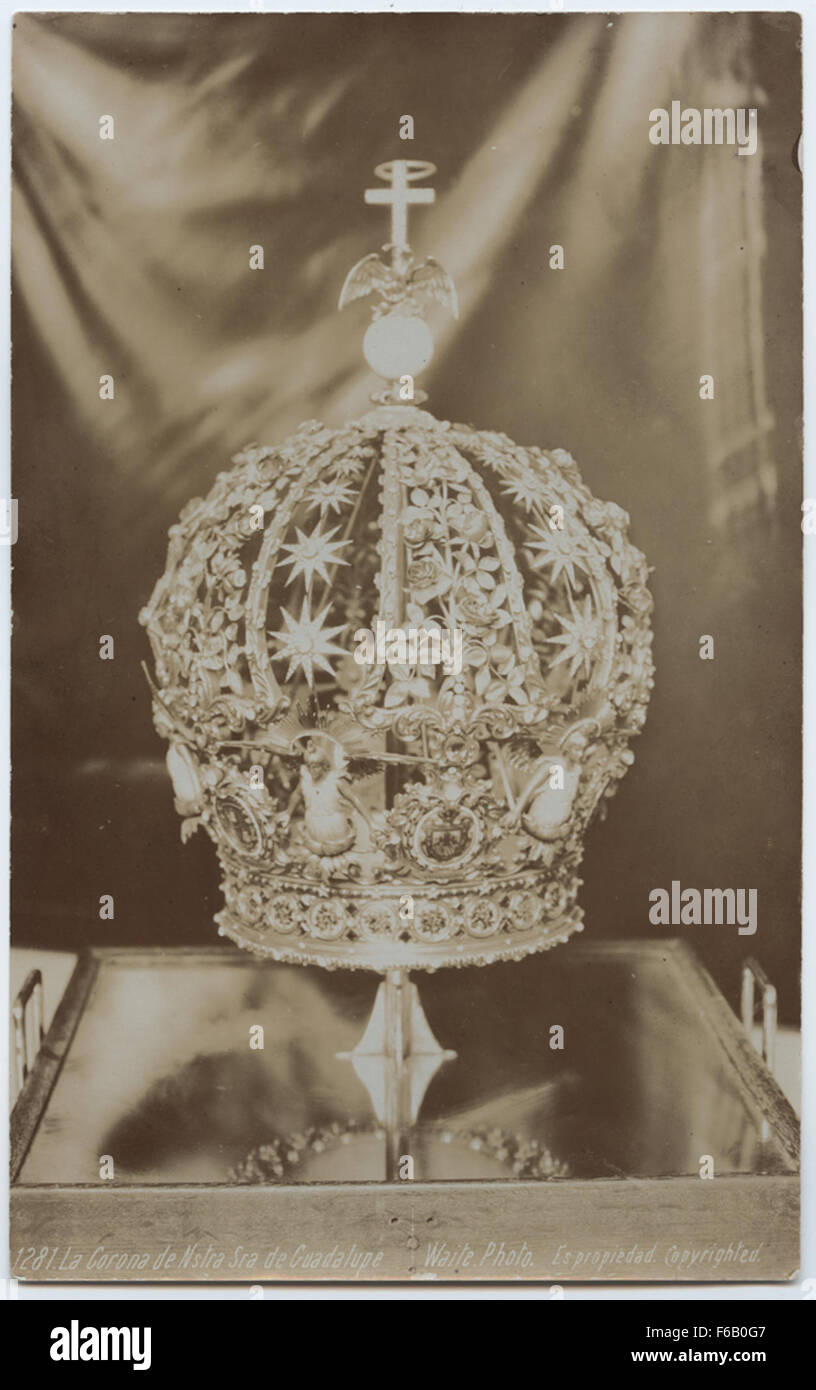 Questa opera rappresenta *la Corona de Nuestra Señora de Guadalupe*, raffigurante la corona della Vergine Maria. Il pezzo combina l'iconografia religiosa con il simbolismo culturale, onorando la Vergine di Guadalupe, una figura venerata nella cultura messicana e latinoamericana. Foto Stock