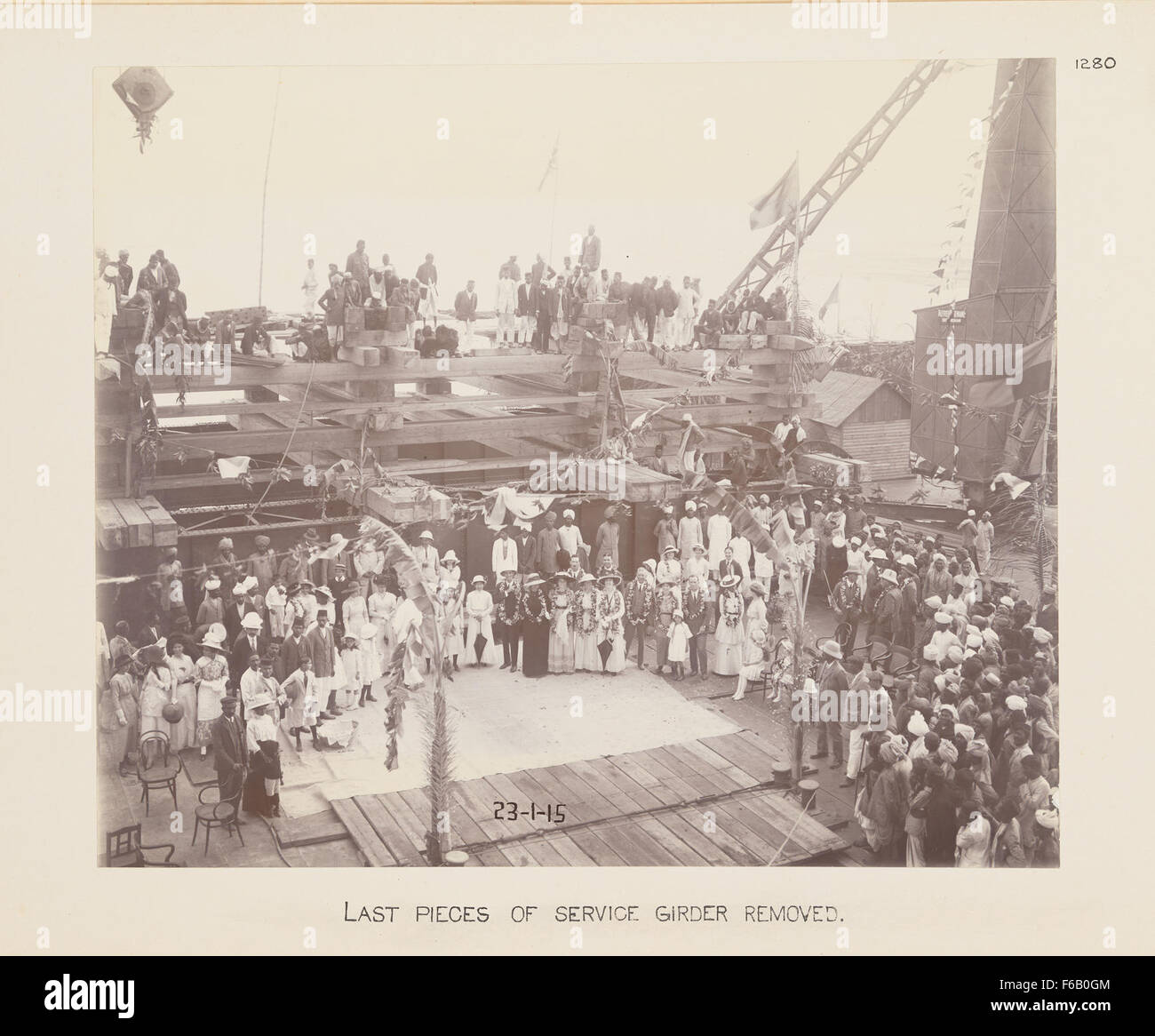 Questa immagine cattura i pezzi finali di una trave di servizio che viene rimossa durante la costruzione di un ponte ferroviario. Riflette la complessa progettazione e lo sforzo necessari per mantenere e migliorare le infrastrutture nel settore ferroviario. Foto Stock