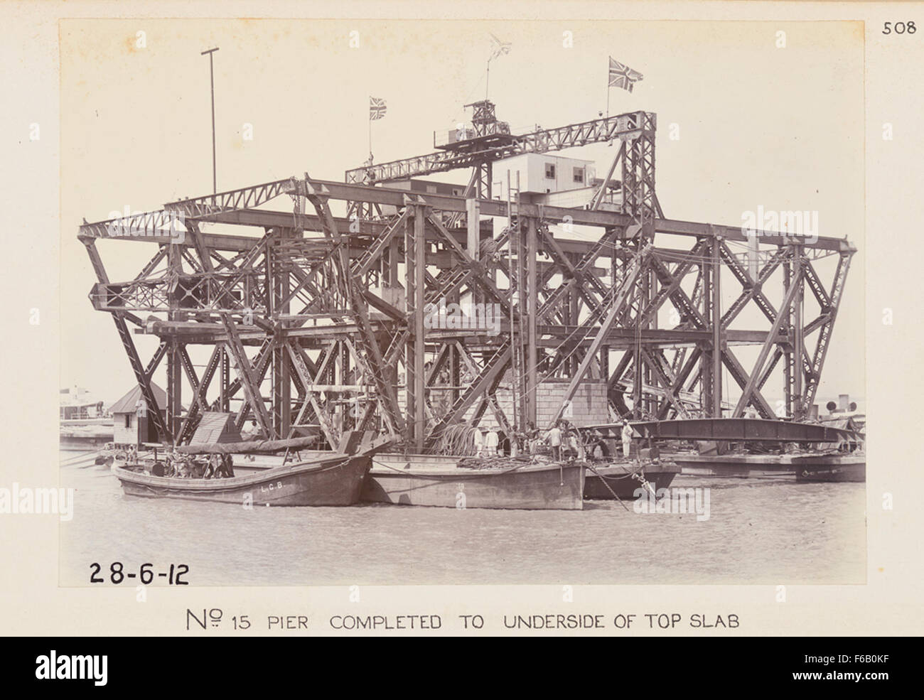 Questa fotografia cattura il completamento del molo n. 15, una parte essenziale di un progetto di costruzione di ponti per le infrastrutture ferroviarie. L'immagine si concentra sul lavoro dettagliato di costruzione e supporto della lastra superiore. Foto Stock