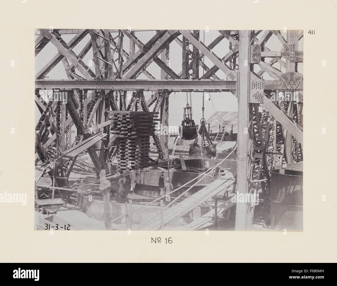 Un'immagine che mostra la costruzione di un ponte ferroviario n. 16, evidenziando il processo ingegneristico coinvolto nella costruzione di infrastrutture critiche per il trasporto ferroviario. Foto Stock