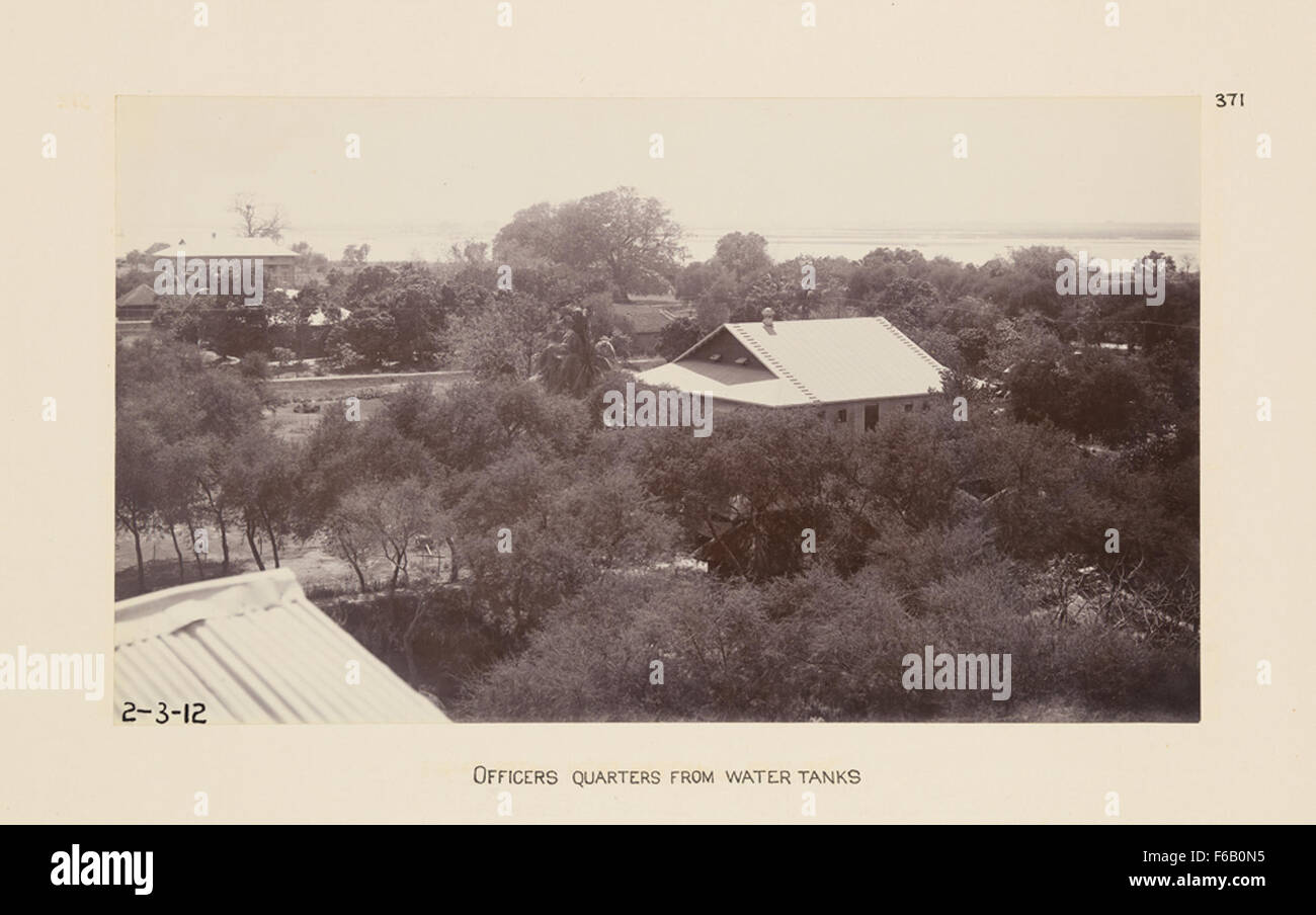 Questa fotografia storica mostra gli alloggi degli ufficiali vicino alle cisterne d'acqua, parte della costruzione di ponti per le infrastrutture ferroviarie. L'immagine riflette l'industrializzazione dei primi anni del XX secolo della costruzione di ferrovie e l'importanza degli alloggi degli ufficiali in tali progetti. Foto Stock