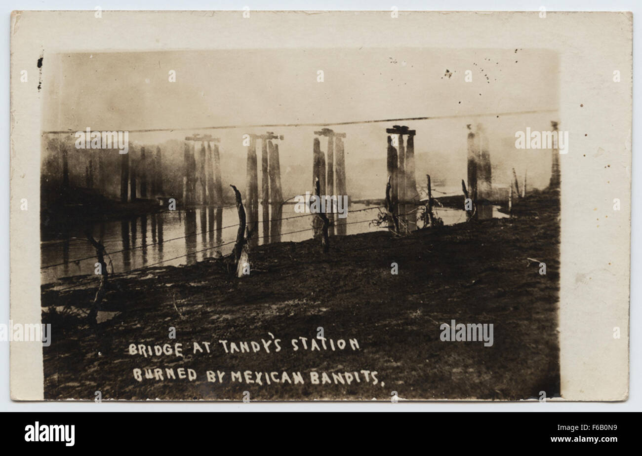 Una cartolina storica che raffigura il ponte alla stazione di Tandy, bruciato dai banditi messicani durante la rivoluzione messicana. Questa immagine cattura un momento significativo nella storia del confine tra Stati Uniti e Messico. Foto Stock