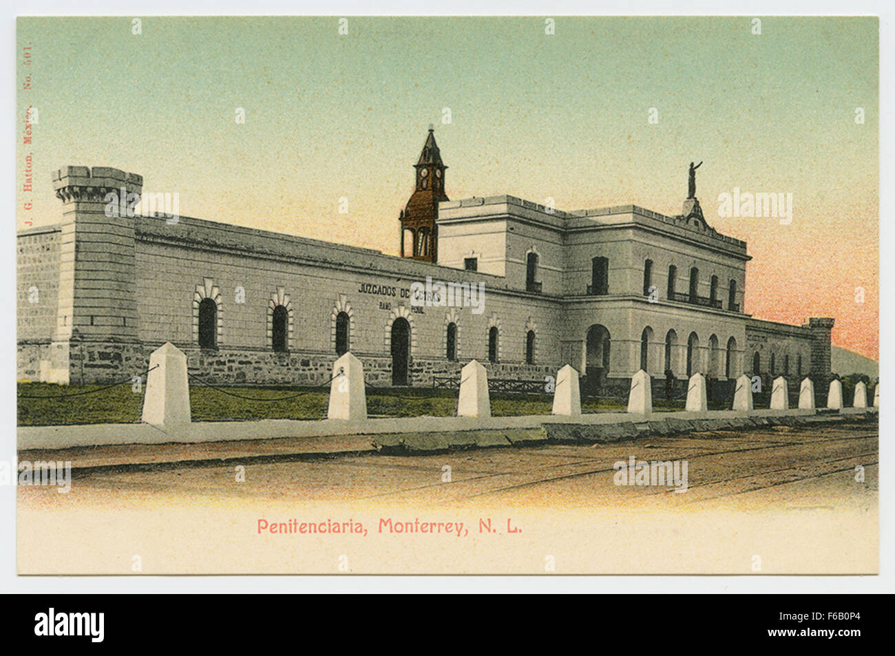 La *Penitenciaria* a *Monterrey, N.L.* è una struttura correttiva nel nord-est del Messico. È una delle principali prigioni della regione, nota per la sua capacità di ospitare un gran numero di detenuti. La struttura è un aspetto importante del sistema giudiziario locale. Foto Stock