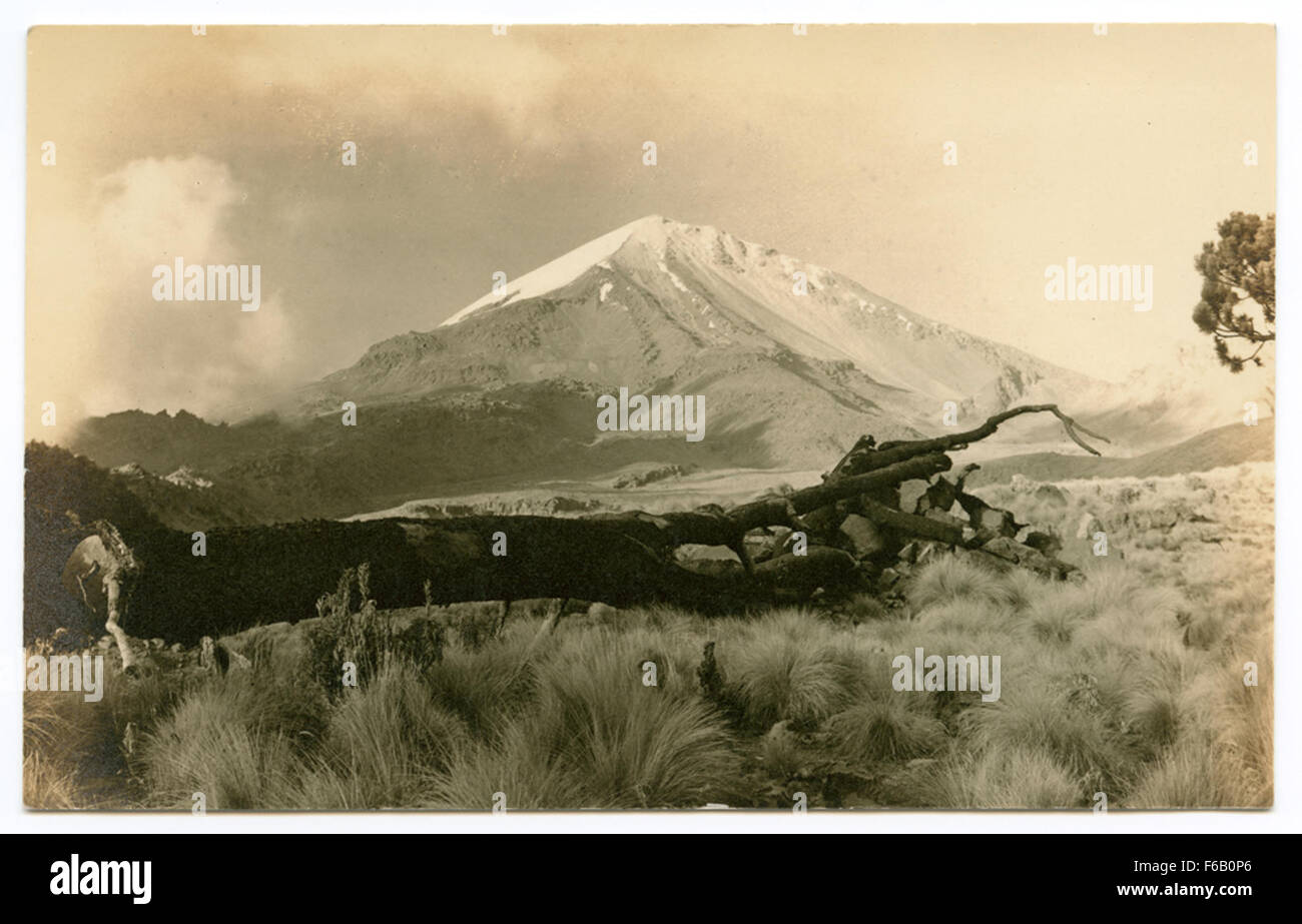 Il Pico de Orizaba, noto anche come Citlaltepetl, è il vulcano più alto del Messico e del Nord America. Questa cartolina fotografica reale (RPPC) cattura la sua presenza maestosa e il suo significato geografico, riflettendo la potenza dei paesaggi vulcanici. Foto Stock