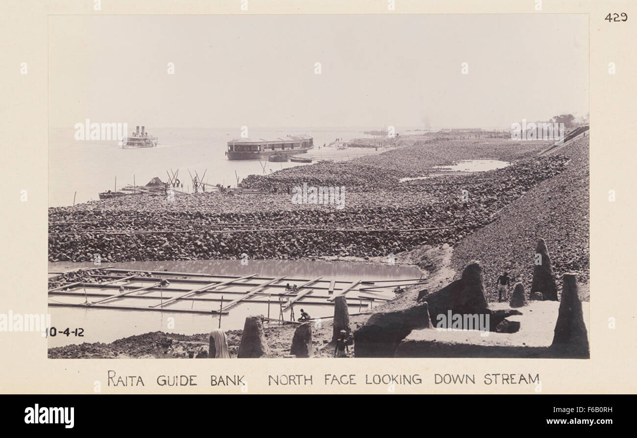 L'immagine della parete nord della Raita Guide Bank, che mostra la vista a valle, cattura il processo di costruzione di ponti lungo un fiume, sottolineando le imprese ingegneristiche necessarie per i ponti ferroviari. Foto Stock