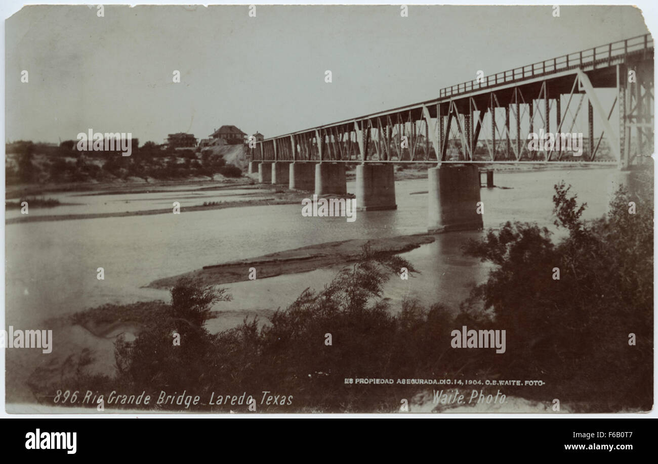 Il Rio grande Bridge a Laredo, Texas, si estende lungo il fiume Rio grande, fungendo da punto di attraversamento critico tra gli Stati Uniti e il Messico. Il ponte è stato una parte vitale delle infrastrutture della regione, supportando sia il traffico ferroviario che stradale. L'area ospita anche depositi, locomotive e stazioni ferroviarie che servono la rete ferroviaria. Foto Stock