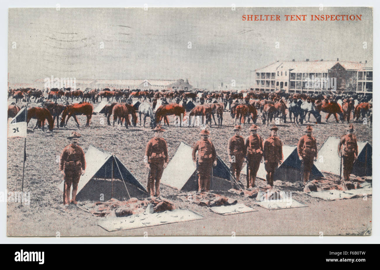 Una foto che raffigura un'ispezione della tenda di rifugio militare degli Stati Uniti lungo il confine tra Stati Uniti e Messico, mostrando soldati americani con cavalli. L'immagine riflette la logistica militare e gli sforzi di pattuglia di confine al confine meridionale. Foto Stock
