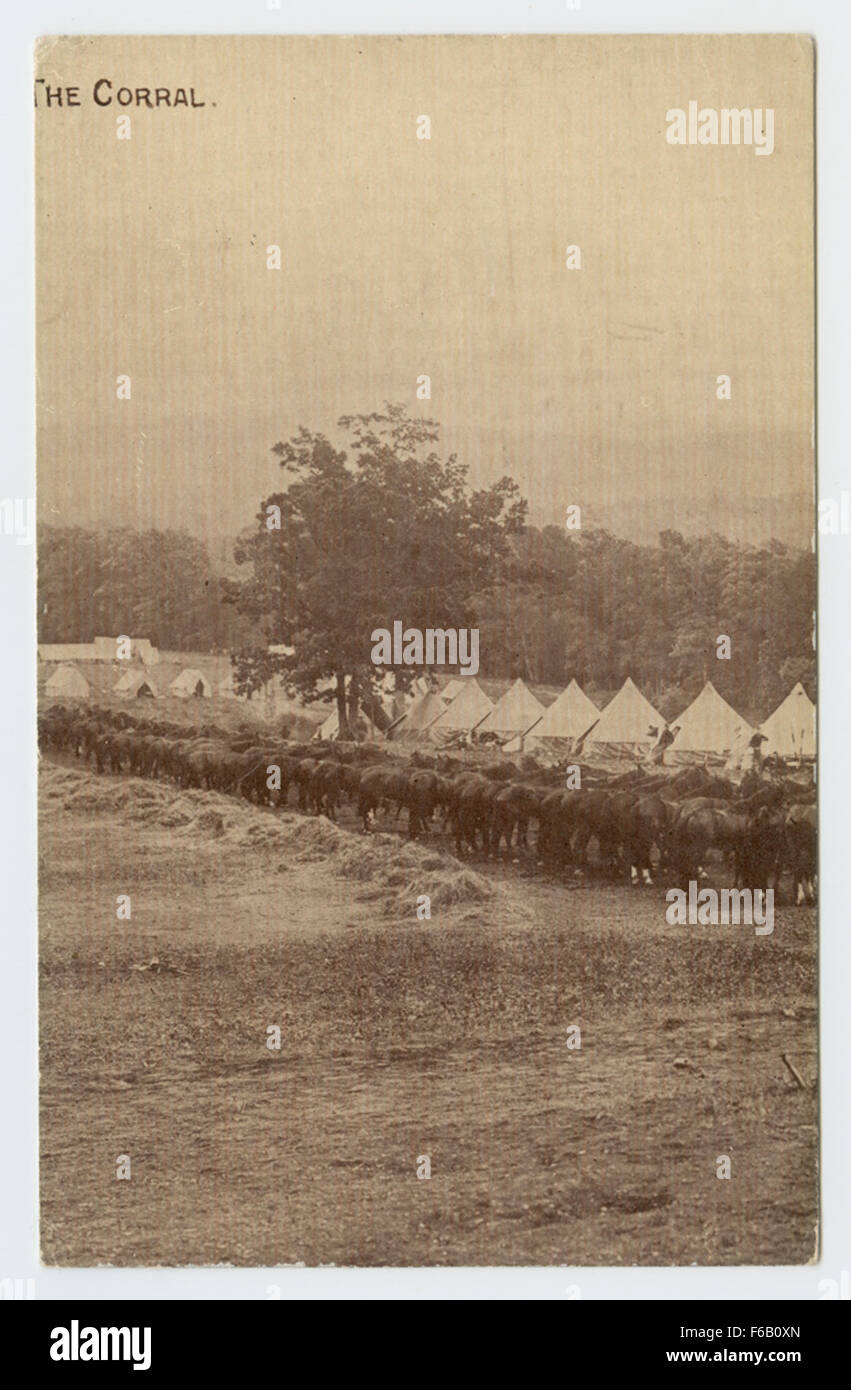 Una cartolina fotografica reale (RPPC) che mostra i soldati in un campo militare dell'esercito degli Stati Uniti, offrendo uno sguardo sulla vita militare durante un periodo specifico. L'immagine cattura la caserma, i soldati in uniforme e l'ambiente militare. Foto Stock