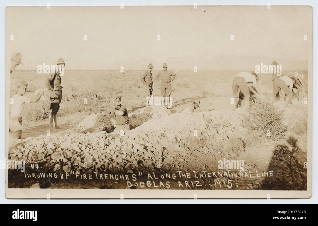 Questa foto del 1915 mostra i soldati statunitensi che costruiscono trincee di fuoco lungo il confine tra Stati Uniti e Messico durante la rivoluzione messicana. L'immagine cattura le manovre militari e le tattiche di guerra di trincea utilizzate dall'esercito americano in risposta alle tensioni al confine. Foto Stock