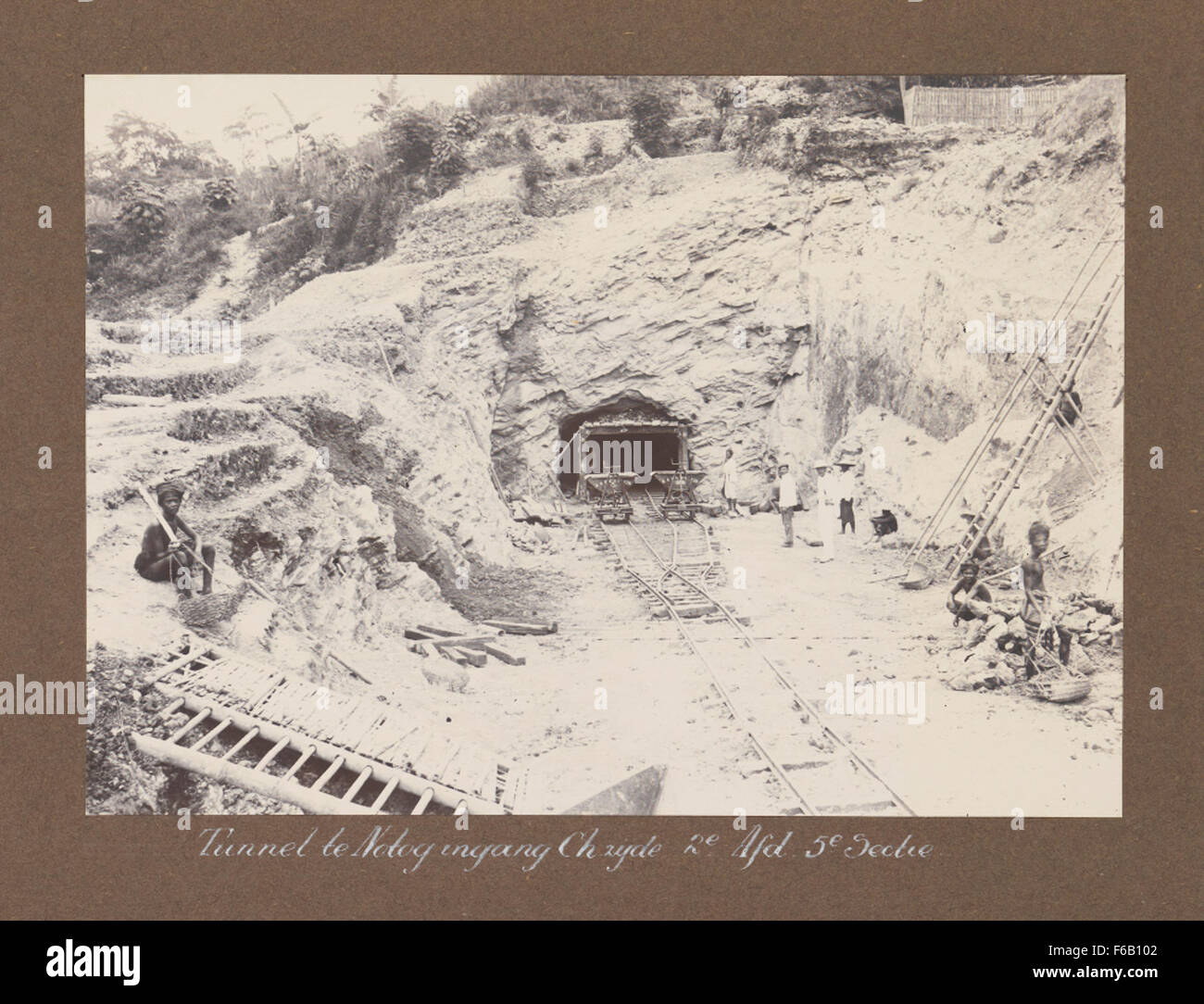 Questa immagine mostra la costruzione di un tunnel ferroviario presso lo Staatsspoorwegen, con lavoratori impegnati nella costruzione di tunnel ferroviari. La foto riflette le dimensioni dello sviluppo delle infrastrutture ferroviarie del XIX secolo nei Paesi Bassi. Foto Stock