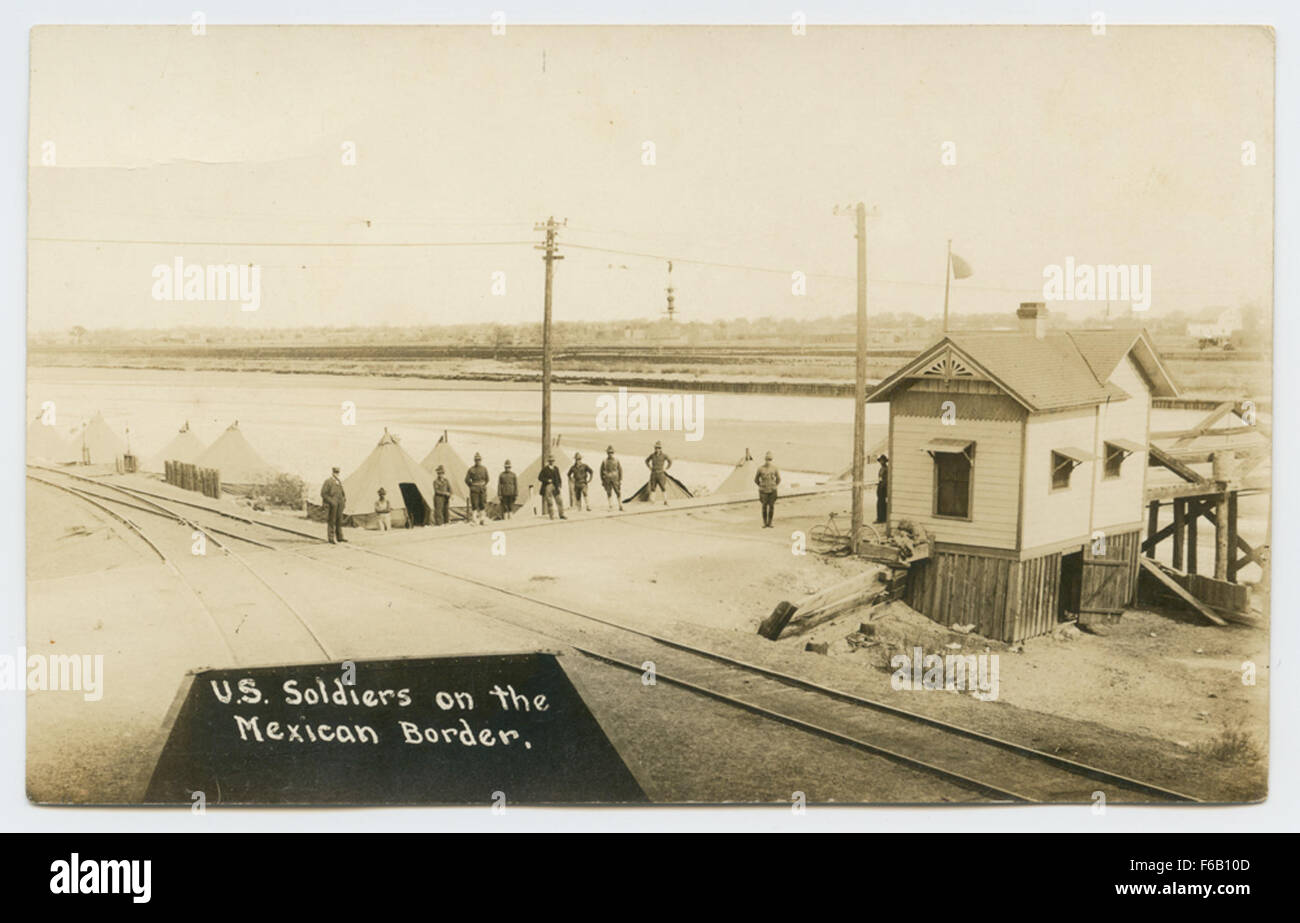 Questa fotografia storica cattura i soldati statunitensi di stanza al confine messicano, mettendo in evidenza la presenza militare durante un periodo di tensioni aumentate e di scontri militari al confine. Foto Stock
