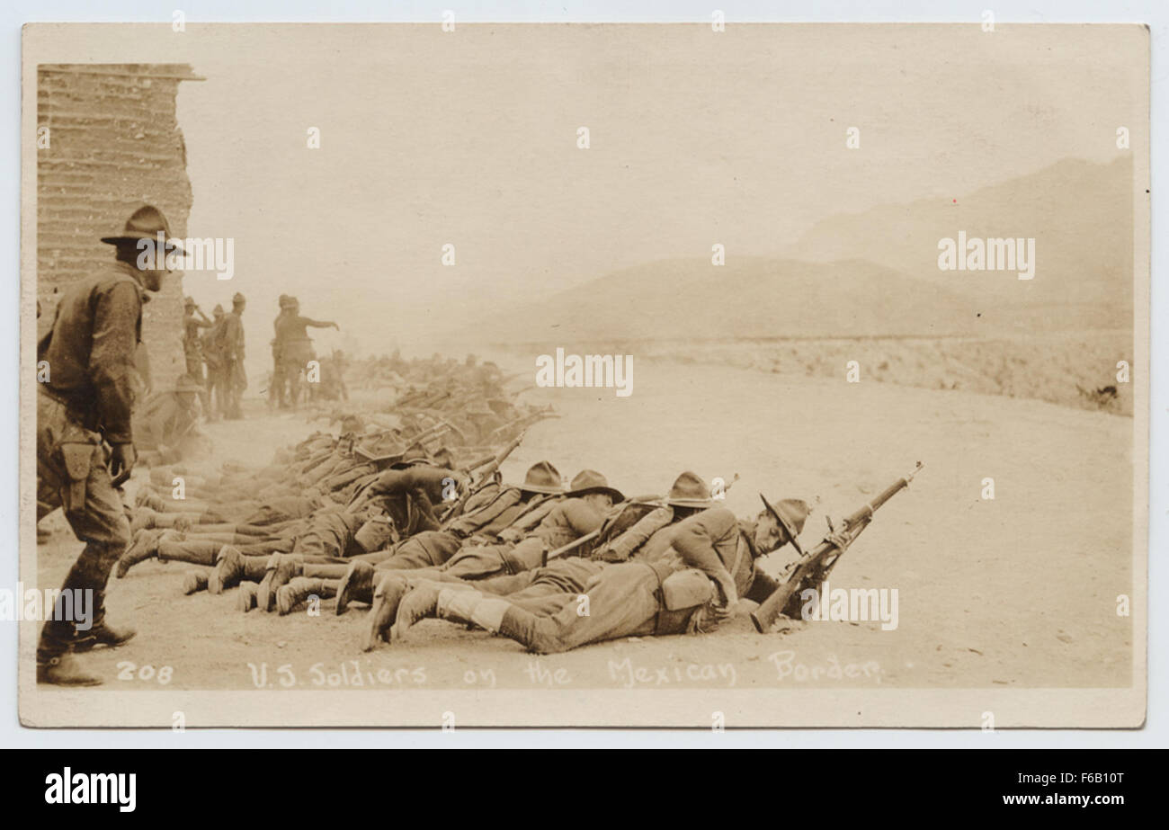 Questa vera cartolina fotografica (RPPC) raffigura i soldati statunitensi sul confine messicano durante la rivoluzione messicana. Mette in evidenza la presenza militare e la tensione lungo il confine tra Stati Uniti e Messico durante l'inizio del XX secolo. Foto Stock
