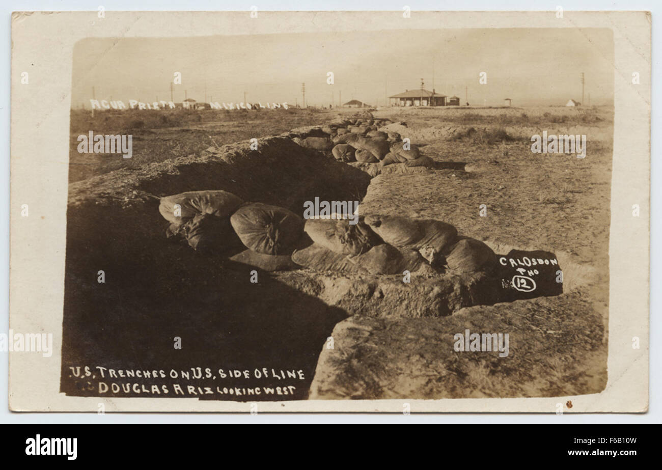 Questa vera cartolina fotografica (RPPC) mostra le trincee dell'esercito statunitense sul lato statunitense del confine a Douglas, Arizona, guardando verso ovest. Riflette le fortificazioni militari in atto durante un periodo di tensioni di confine aumentate, con particolare attenzione alle trincee utilizzate nella difesa dei confini e nelle operazioni di guerra. Foto Stock