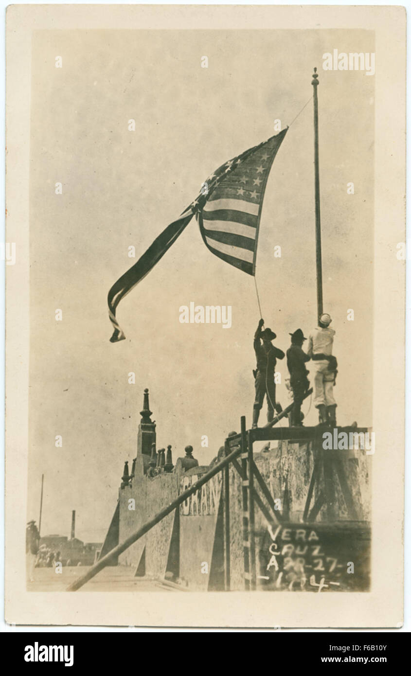 Questa fotografia, scattata durante la battaglia di Veracruz il 27 aprile 1914, raffigura soldati e bandiere americane nel mezzo della storica occupazione americana di Veracruz. L'immagine evidenzia la presenza militare durante l'incidente di Veracruz, un momento cruciale nelle relazioni tra Stati Uniti e Messico. Foto Stock