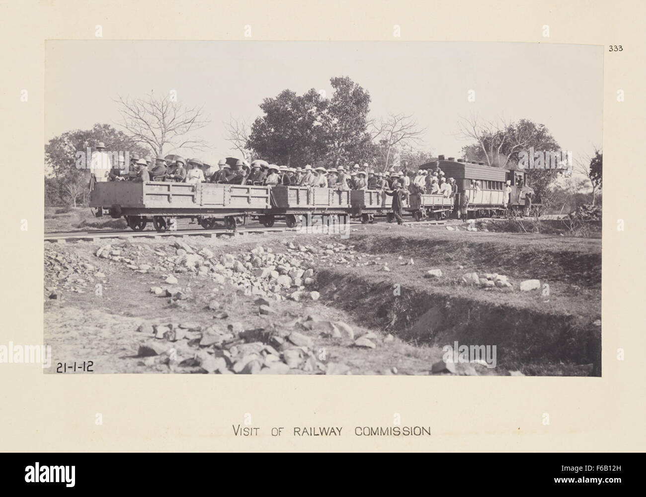 L'immagine documenta la visita della Commissione ferroviaria in un cantiere di ponti. Mette in evidenza lo sviluppo in corso delle infrastrutture ferroviarie, concentrandosi sulla costruzione di ponti ferroviari che furono fondamentali nell'espansione della rete ferroviaria nazionale. Foto Stock
