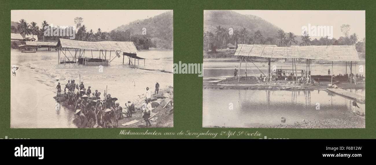 L'immagine raffigura i lavori di costruzione del ponte Serajoebrug, parte dell'infrastruttura delle Ferrovie dello Stato. Mette in evidenza i lavoratori delle ferrovie impegnati in lavori di costruzione e manutenzione che coinvolgono ponti, ferrovie e fiumi circostanti, sottolineando gli sforzi ingegneristici e di lavoro dell'epoca. Foto Stock