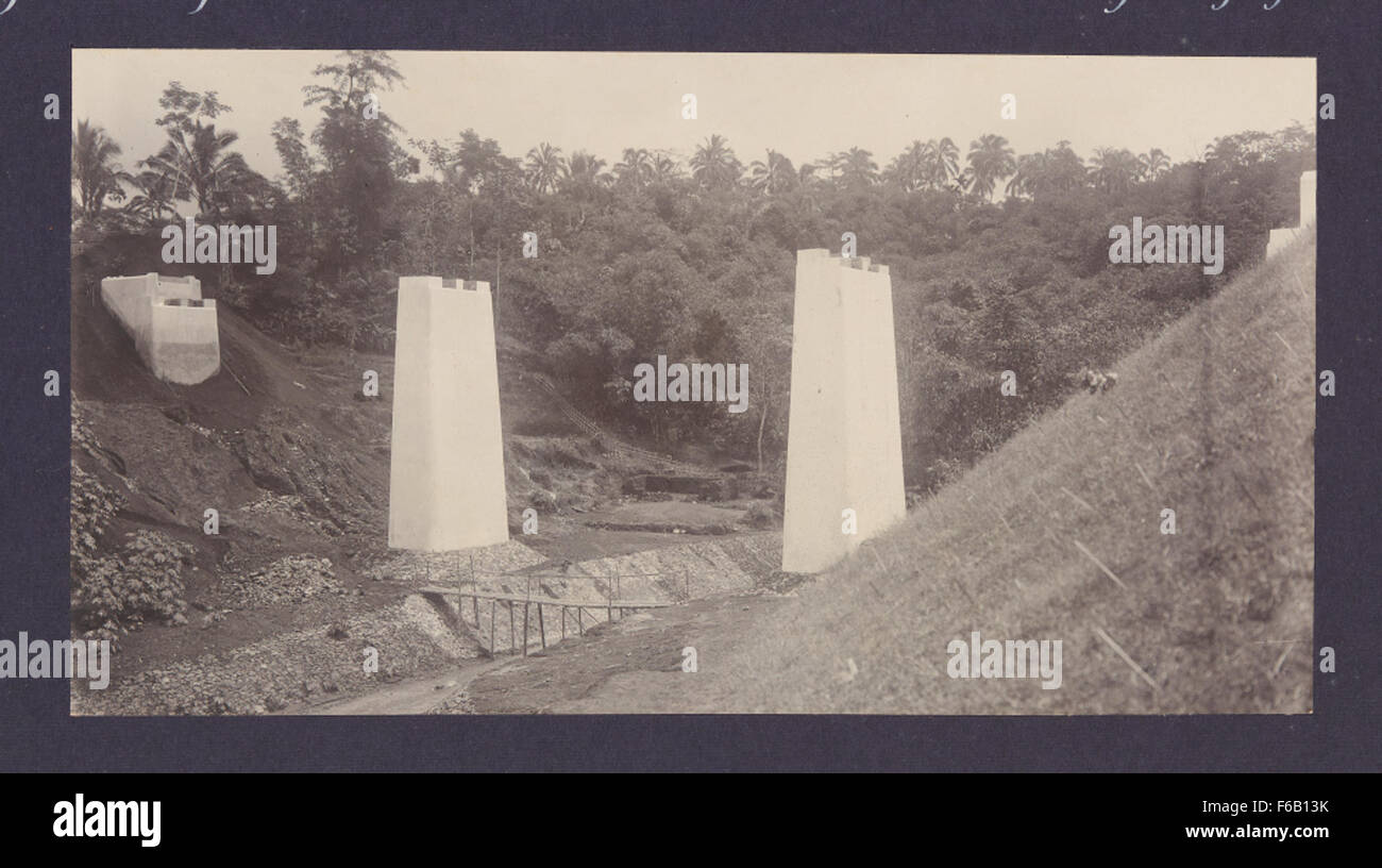 Il ponte della linea ferroviaria Cirebon-Kroya in costruzione è un importante progetto infrastrutturale in Indonesia. L'immagine cattura l'avanzamento del ponte, illustrando gli sforzi ingegneristici coinvolti nel suo sviluppo. Foto Stock