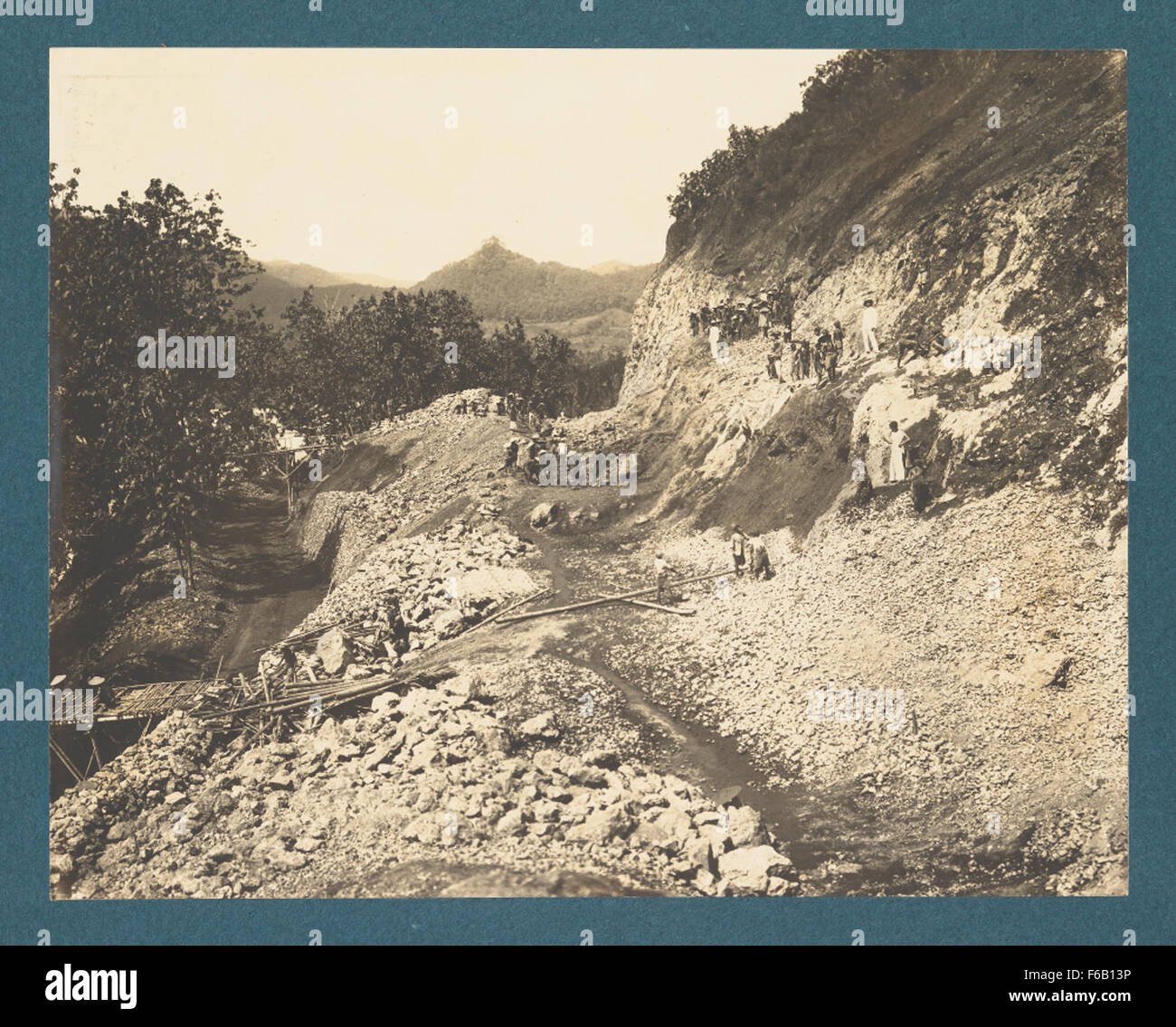 La costruzione della linea ferroviaria *Cirebon-Kroya* fu uno sviluppo significativo nelle Indie Orientali olandesi durante la fine del XIX secolo. Questa immagine cattura i lavoratori coinvolti nella costruzione della ferrovia, riflettendo la natura ad alta intensità di lavoro del progetto e i progressi tecnologici dell'era. Foto Stock