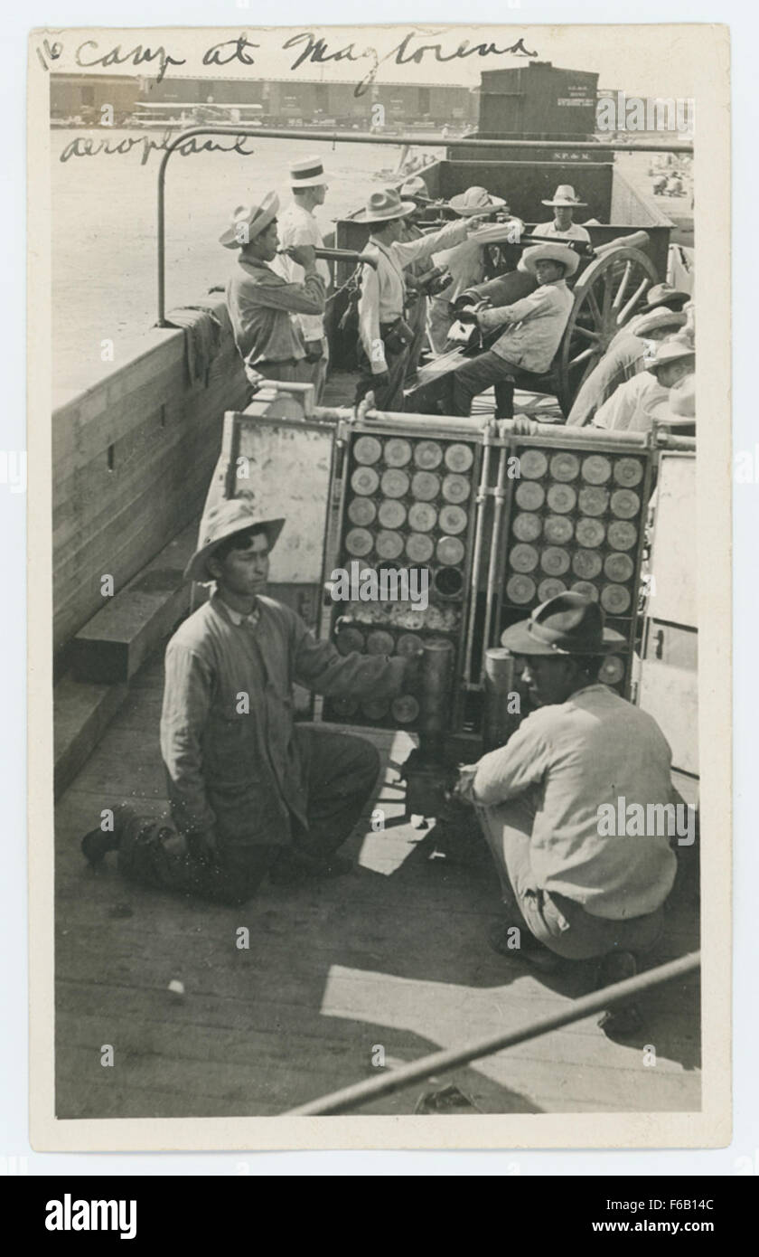 Questa cartolina fotografica reale (RPPC) mostra un campo durante la rivoluzione messicana a Maytorena, vicino al confine tra Stati Uniti e Messico. L'immagine mostra soldati, artiglieria, treni e la presenza militare durante il conflitto. Foto Stock