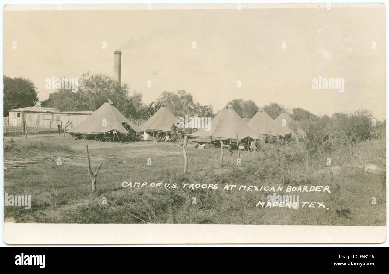 Questa fotografia storica mostra le truppe statunitensi di stanza al confine messicano vicino a Madero, Texas, durante la rivoluzione messicana. L'immagine cattura l'allestimento del campo militare, le tende e i soldati in uniforme, dando uno sguardo alle condizioni del tempo. Foto Stock