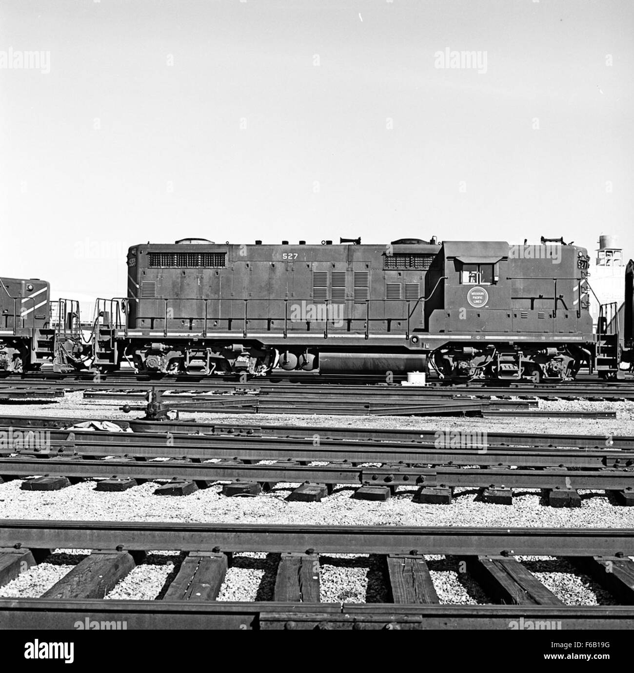 Questa immagine cattura il Missouri Pacific Diesel Electric Road Switcher No. 527, una locomotiva chiave nel settore del trasporto ferroviario. Il motore switcher è stato utilizzato nei cantieri ferroviari per movimentare le auto merci in modo efficiente, rappresentando importanti sviluppi nel trasporto ferroviario della metà del XX secolo. Foto Stock