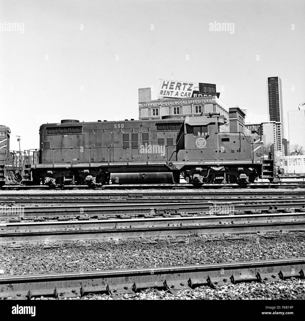 Questa immagine mostra il Missouri Pacific Diesel Electric Road Switcher No. 550, una potente locomotiva utilizzata per le operazioni di commutazione nei cantieri ferroviari. Riflette i progressi tecnologici nei motori ferroviari durante la metà del XX secolo. Foto Stock