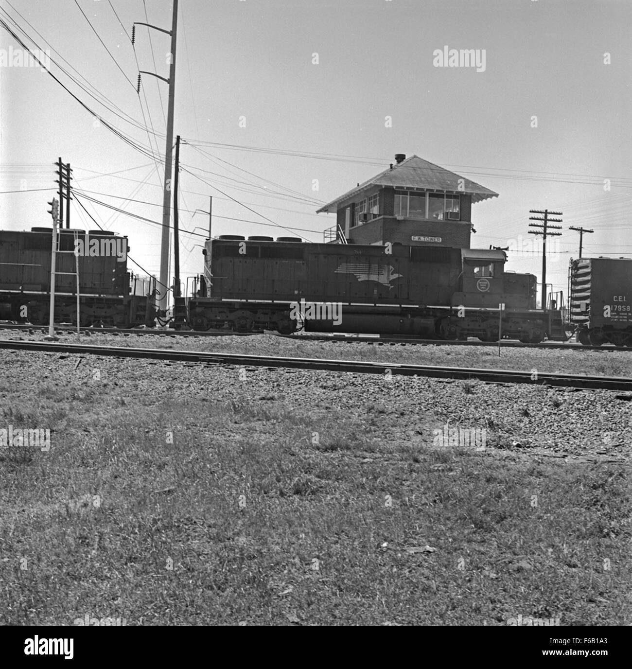 La Missouri Pacific Diesel Electric Road Switcher No. 714 è una locomotiva classica utilizzata nei cantieri ferroviari. Questo potente motore, parte della flotta MoPac, fu cruciale per lo spostamento delle merci in varie operazioni ferroviarie negli Stati Uniti. Sottolinea il significato dei commutatori diesel-elettrici nel trasporto ferroviario della metà del XX secolo. Foto Stock