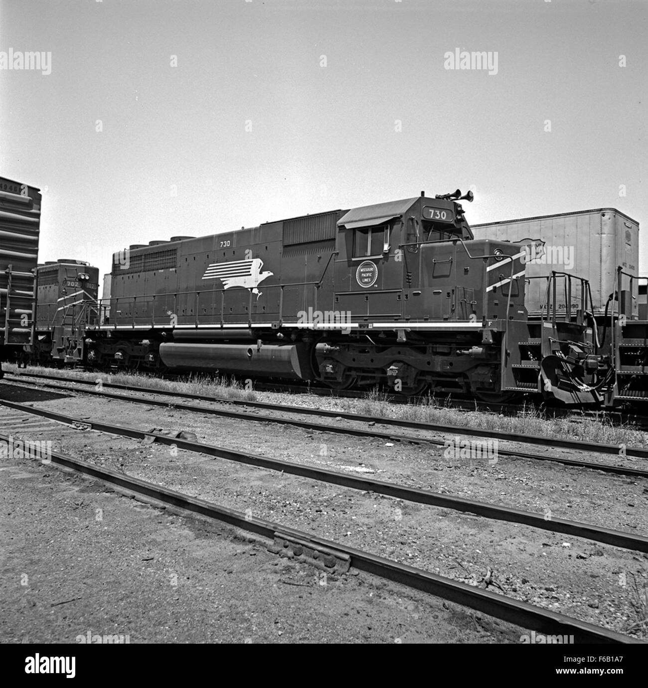 Il Missouri Pacific's Diesel Electric Road Switcher No. 730 è una locomotiva diesel d'epoca utilizzata per il cambio ferroviario nei cantieri ferroviari. Rappresenta il progresso tecnologico nel trasporto ferroviario della sua epoca. Foto Stock