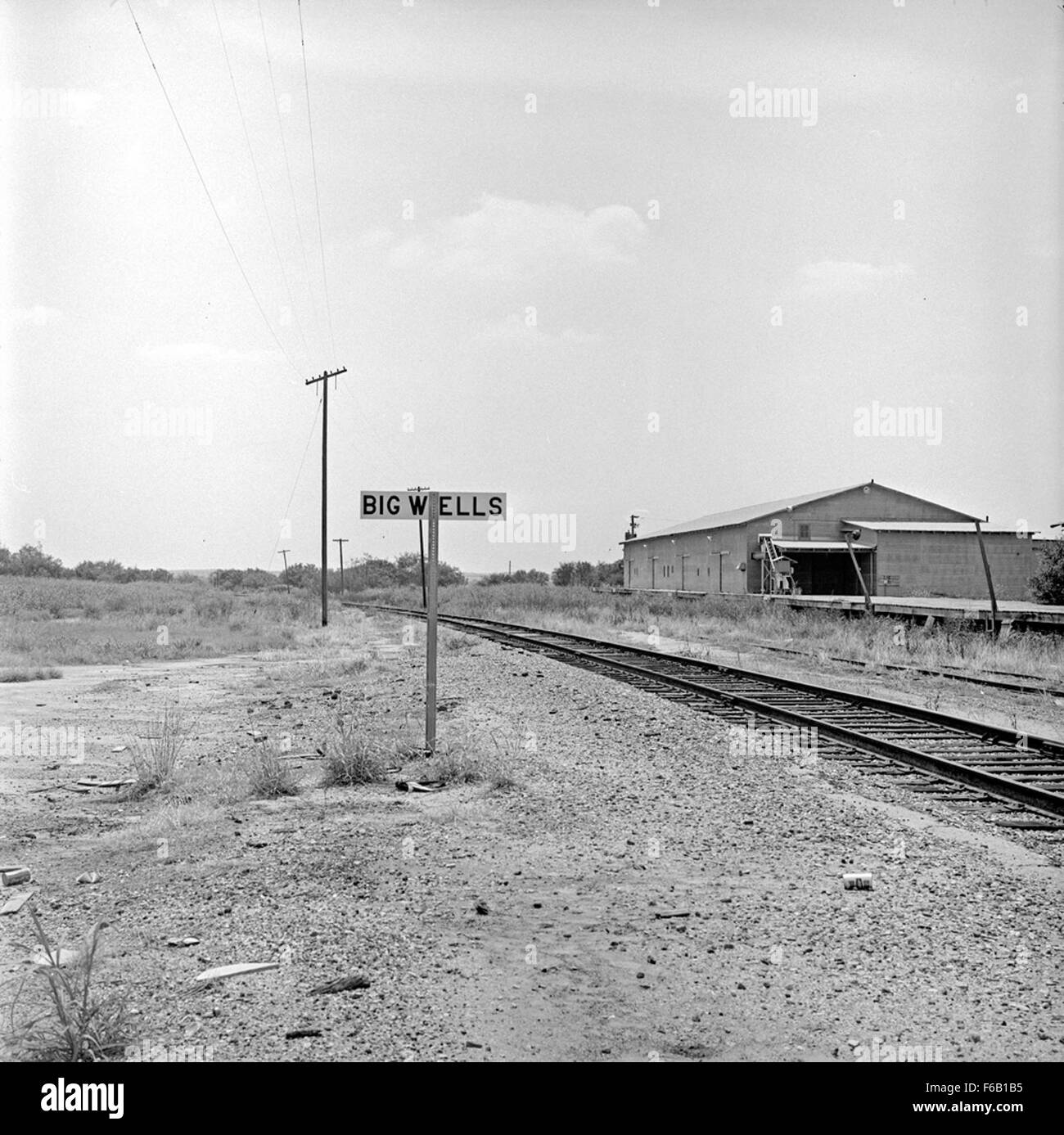 Un cartello vintage che segna la presenza della Missouri Pacific Railroad a Big Wells, Texas, rappresentando un pezzo storico della storia ferroviaria americana. Foto Stock