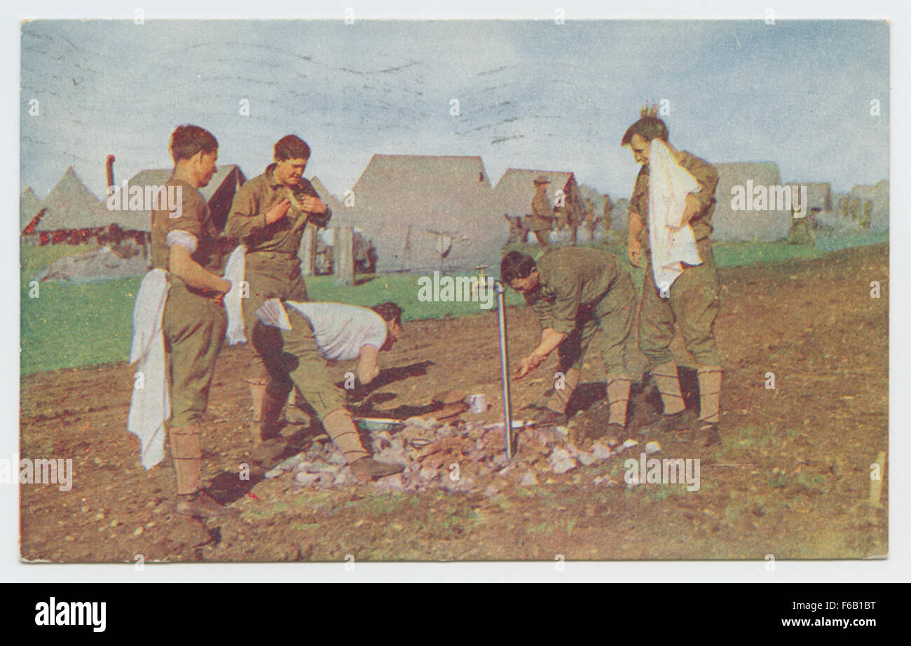 [Soldati lavaggio ad un rubinetto esterno] Foto Stock