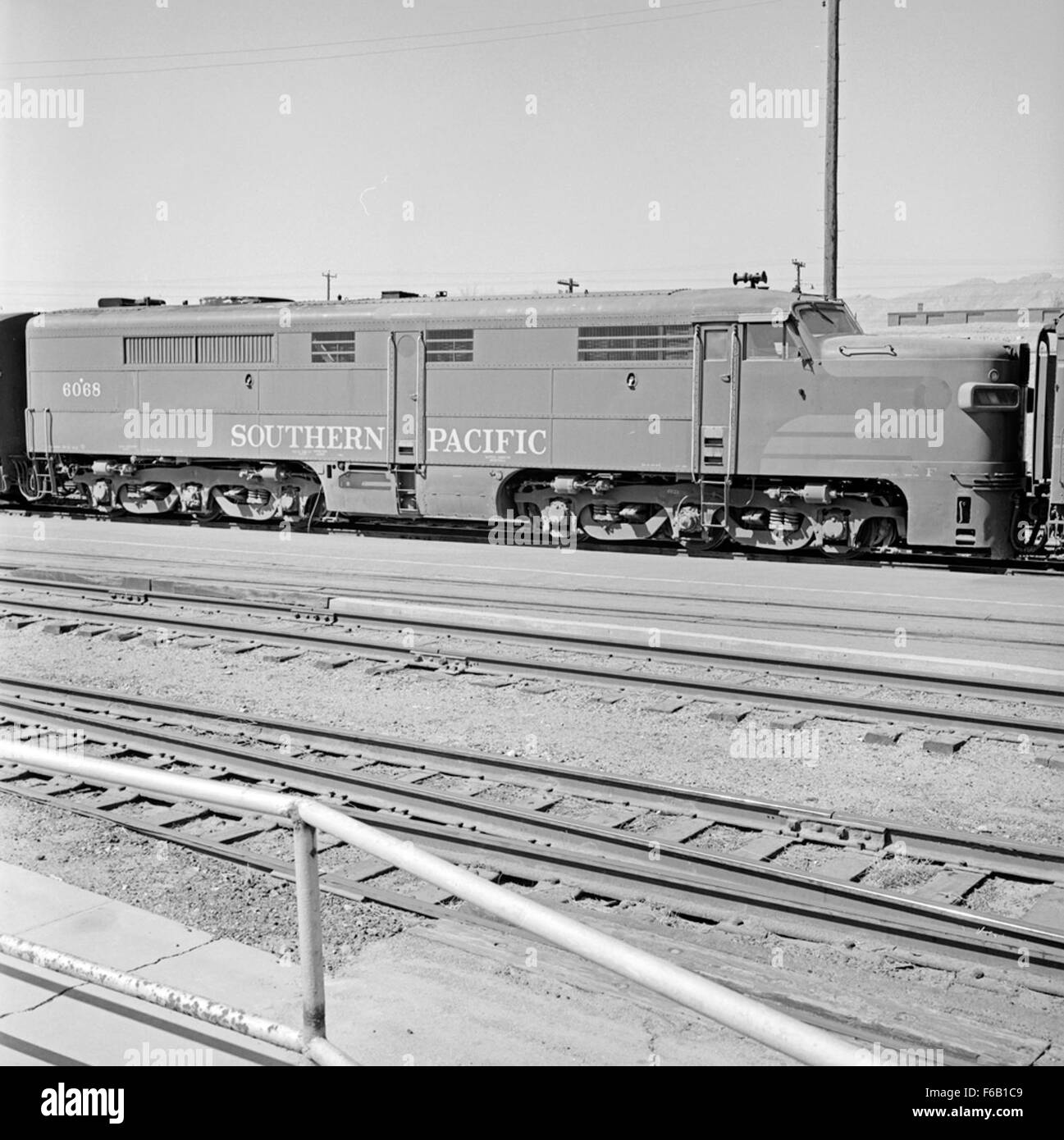 La locomotiva Diesel Electric Passenger Locomotive No. 6068 della Southern Pacific è un notevole esempio di ingegneria ferroviaria della metà del XX secolo. Questa locomotiva serviva su varie rotte passeggeri attraverso il sistema del Pacifico meridionale. Foto Stock