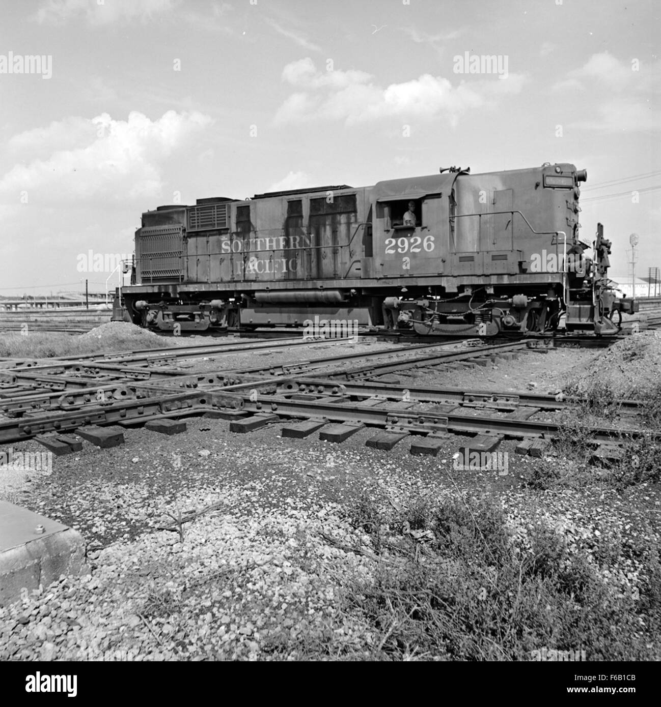 La Southern Pacific Diesel Electric Road Switcher No. 2926, nota anche come Espee, è una locomotiva utilizzata per cambiare treno nei cantieri ferroviari. Rappresenta gli sforzi del Pacifico meridionale per modernizzare la sua flotta durante la metà del XX secolo. Foto Stock
