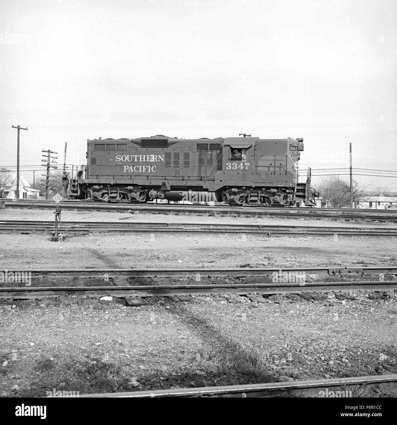 Una foto del Diesel Electric Road Switcher No. 3347 della Southern Pacific, una locomotiva diesel prodotta dalla General Motors e dalla Electro-Motive Division. L'immagine mostra la locomotiva in azione all'interno di un cantiere ferroviario, sottolineandone il design e la funzione industriali. Foto Stock
