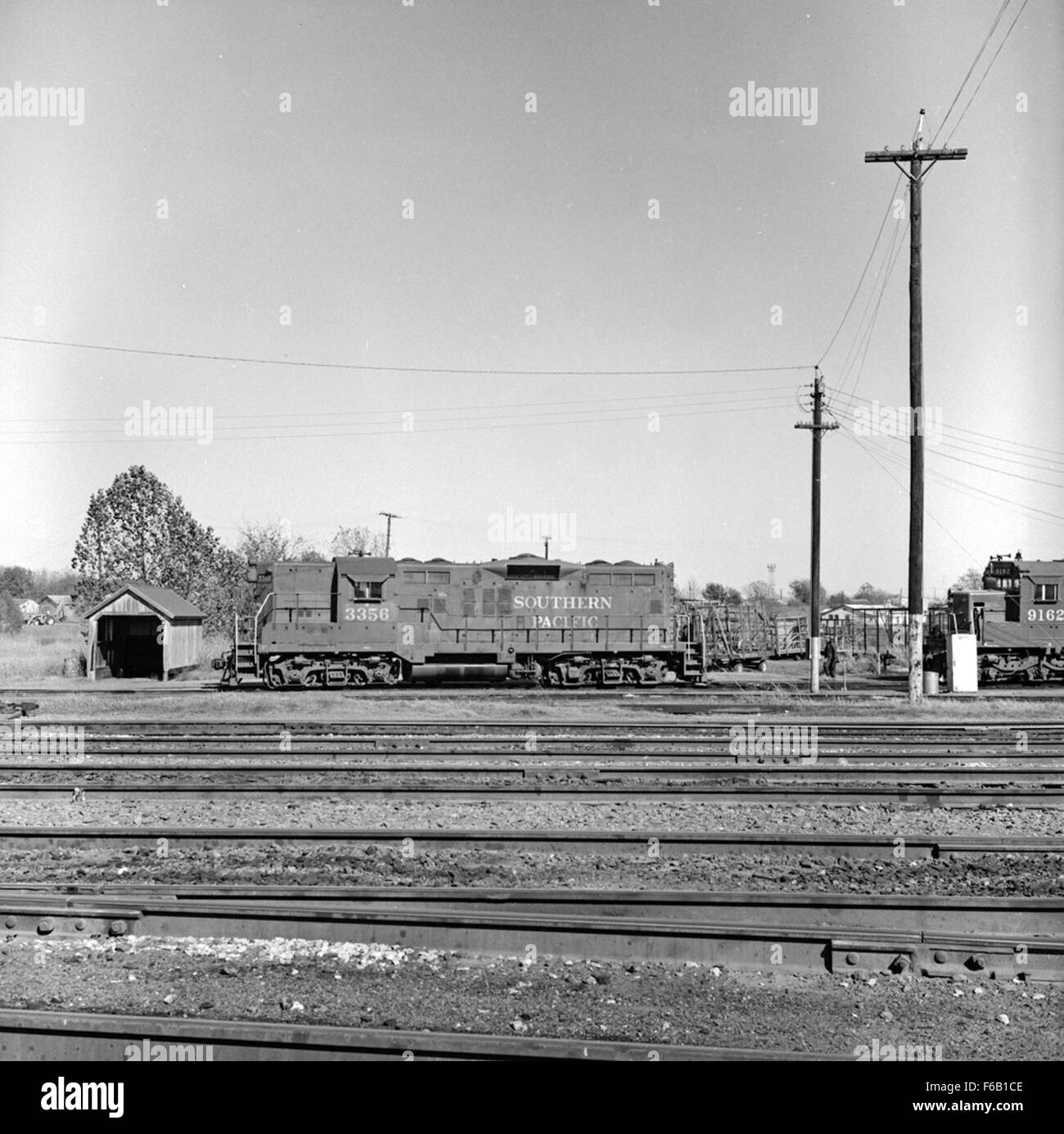Southern Pacific Diesel Electric Road Switcher No. 3356 è una locomotiva diesel utilizzata per il cambio di servizio nei cantieri ferroviari. Prodotto dalla Electro-Motive Division della General Motors, rappresenta l'innovazione del XX secolo nel trasporto ferroviario americano. Foto Stock