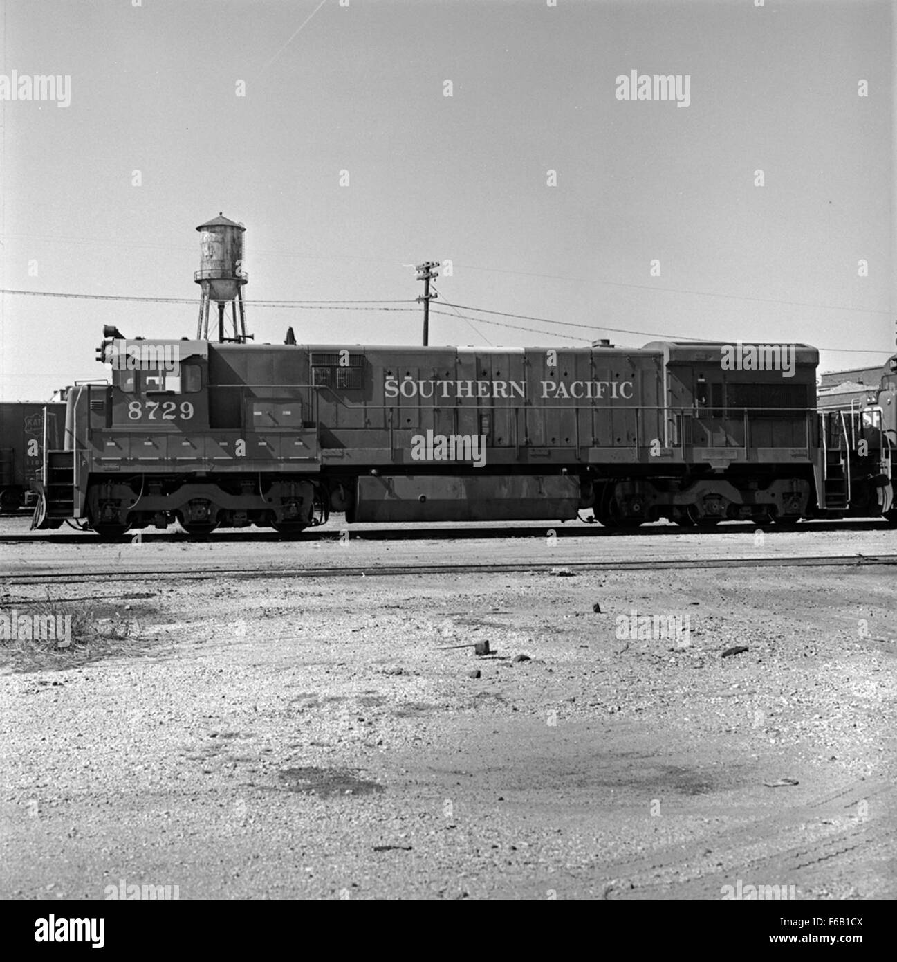 Il Diesel Electric Road Switcher No. 8729 della Southern Pacific, costruito dalla General Electric, faceva parte di una flotta utilizzata per il trasporto merci e passeggeri. Questa locomotiva giocò un ruolo chiave nello sviluppo del trasporto ferroviario negli Stati Uniti durante la metà del XX secolo. Foto Stock