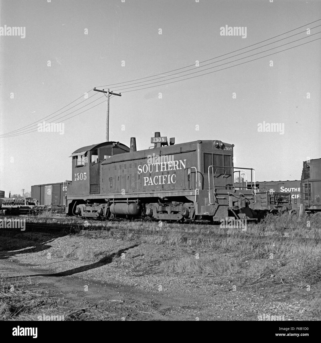 Il Diesel Electric Switcher No. 1305 della Southern Pacific è una locomotiva utilizzata nei cantieri ferroviari per le operazioni di commutazione. Costruita dalla Electro-Motive Division di General Motors Corporation, questa locomotiva diesel esemplifica l'ingegneria del trasporto ferroviario della metà del XX secolo. Foto Stock