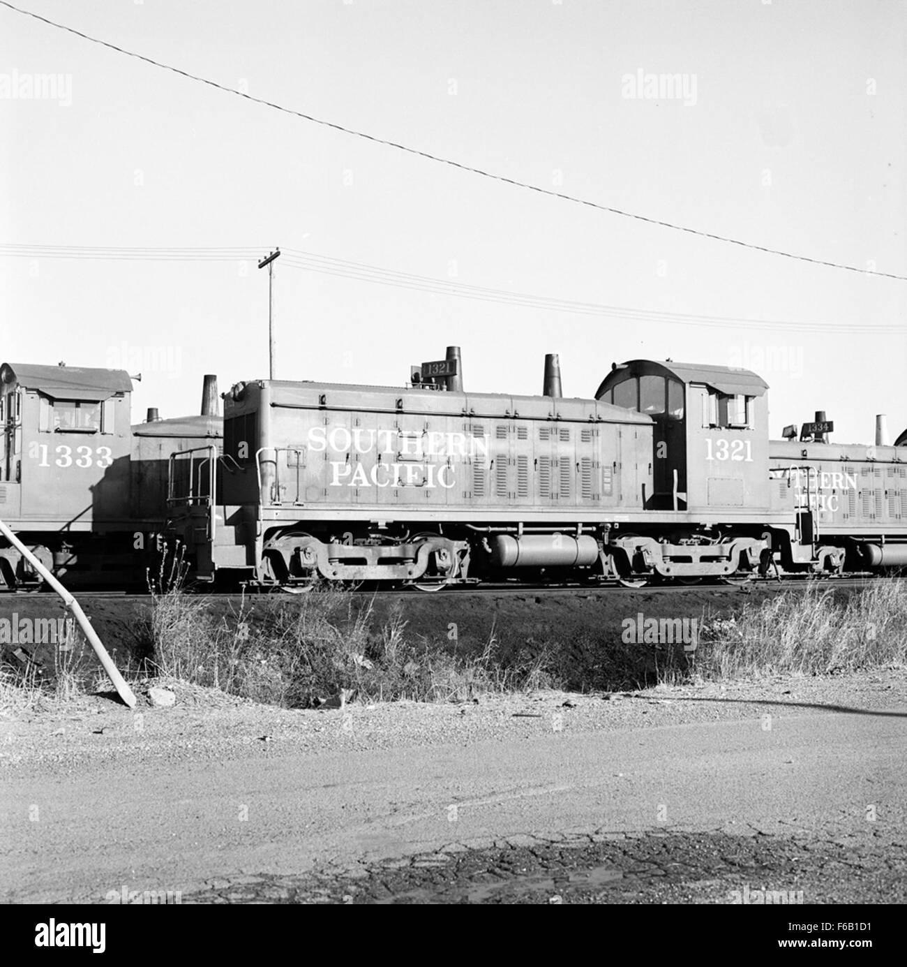 Southern Pacific Diesel Electric Switcher No. 1321 fa parte della flotta Espee, prodotta da GMC-EMD. Queste locomotive, progettate per il cambio di servizio, operano nei cantieri ferroviari, giocando un ruolo fondamentale nello spostamento di autocarri e nel mantenimento dell'efficienza delle operazioni ferroviarie. Foto Stock