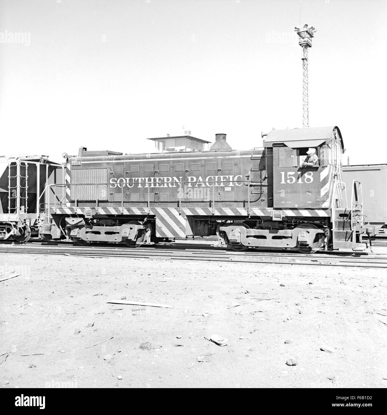 Il Diesel Electric Switcher No. 1518 della Southern Pacific è un'iconica locomotiva, utilizzata per manovrare nei cantieri ferroviari. L'immagine mostra il suo ruolo operativo nel sistema ferroviario degli Stati Uniti, in particolare nella movimentazione delle merci. Foto Stock