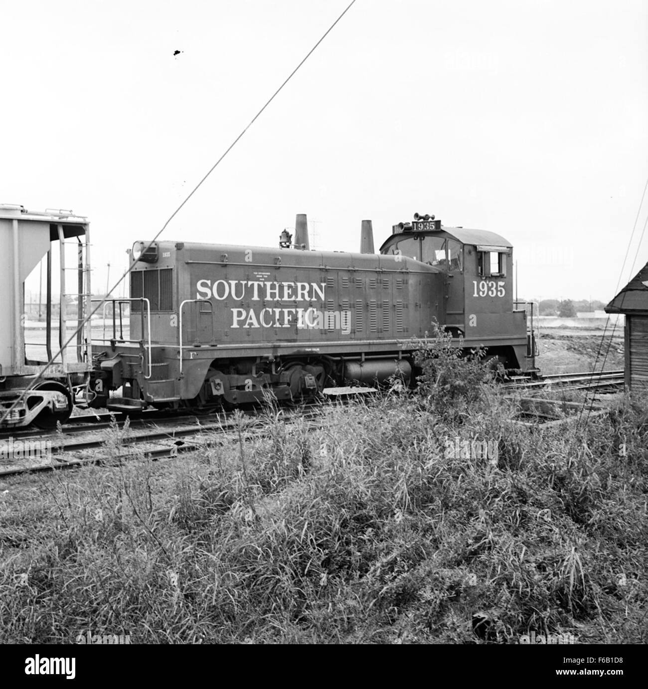 La Southern Pacific Diesel Electric Switcher No. 1935 era una locomotiva utilizzata per attività di commutazione nei cantieri ferroviari. Questa immagine rappresenta il design potente ed efficiente delle locomotive diesel-elettriche della metà del XX secolo. Foto Stock
