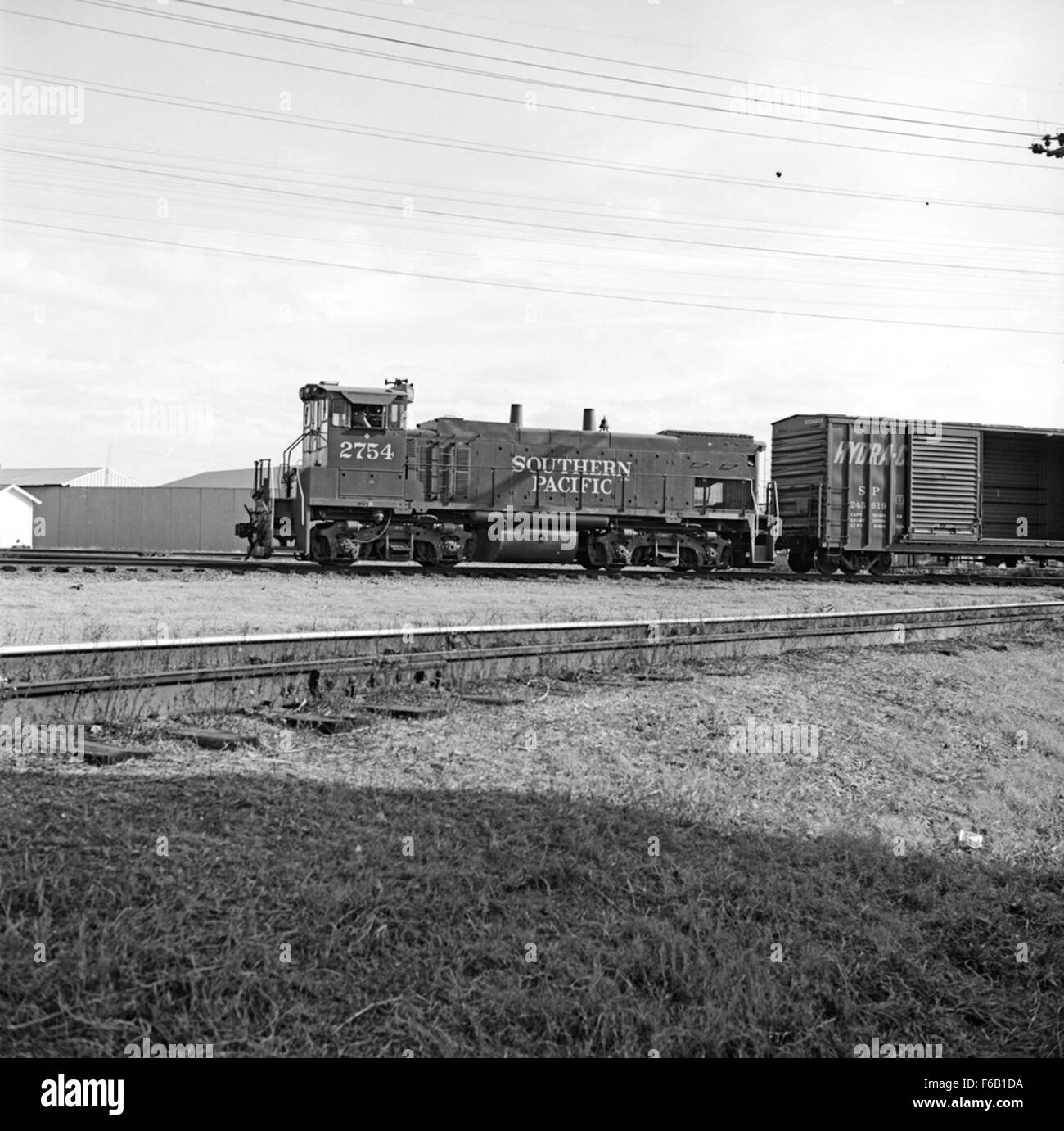 La Southern Pacific Diesel Electric Yard Switcher No. 2754, costruita dalla Electro-Motive Division di General Motors Corporation, è un'iconica locomotiva utilizzata per le operazioni di cambio di cantiere. Questa locomotiva giocò un ruolo chiave nei cantieri ferroviari, assistendo nell'organizzazione dei vagoni ferroviari. Foto Stock