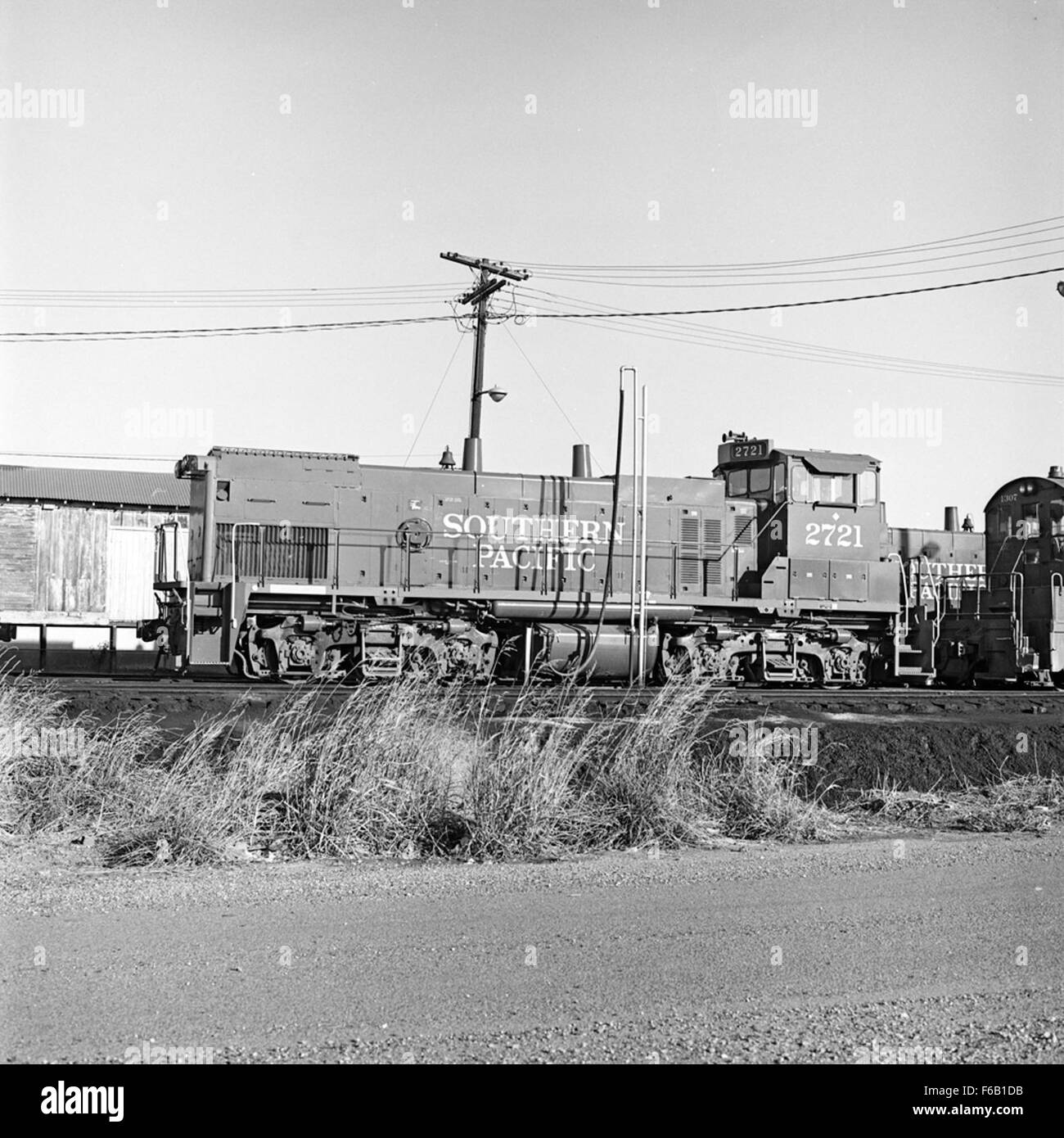 Southern Pacific Diesel Electric Switcher No. 2721, costruito dalla General Motors Electro-Motive Division, è una parte fondamentale della storia delle ferrovie. Questa locomotiva è un esempio della progettazione industriale e ingegneristica utilizzata nel trasporto ferroviario. Foto Stock