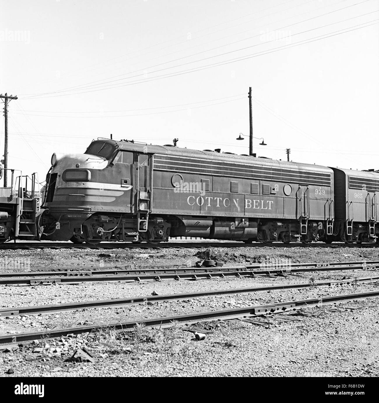 Questa immagine mostra la locomotiva elettrica n. 939 Southwestern Diesel di St. Louis, che mostra il suo design e il suo ruolo nel trasporto merci lungo il Cotton Belt Route, una ferrovia fondamentale nel sud degli Stati Uniti. Foto Stock