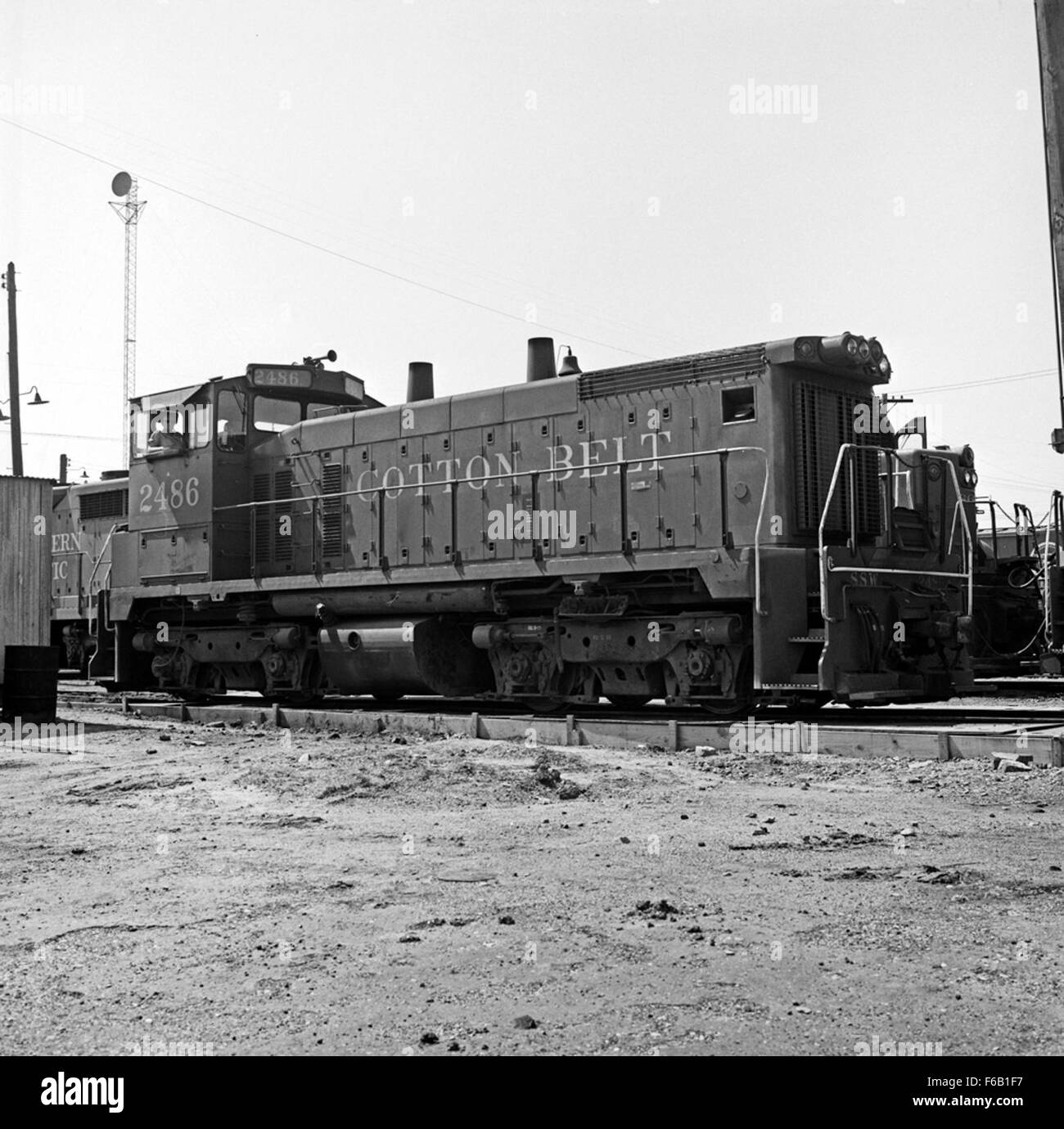 Questa immagine raffigura il St. Louis Southwestern Diesel Electric Switcher No. 2486, una locomotiva costruita dalla Electro-Motive Division della General Motors. Fa parte del Cotton Belt Route, che mette in mostra la tecnologia ferroviaria d'epoca. Foto Stock